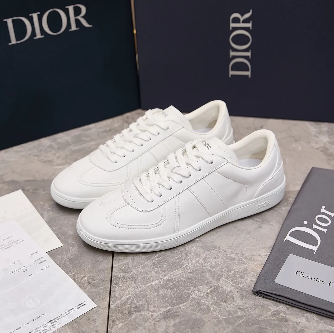 p260 迪奥 / Dior B01 Matchpoint 运动鞋 男女士 35-45 干邑色和白色光滑牛皮革搭配白色绒面革 迪奥德训薄底运动鞋 这款 B01 Matchpoint 运动鞋是二零二五秋季系列新品，标志着 Dior 经典款式的回归，以时尚优雅的廓形重新诠释。采用干邑色和白色光滑牛皮革精心制作，饰以白色绒面革拼接提升格调。鞋舌和内部侧面饰以 Dior 标志，鞋后跟饰以 CD Icon 标志。搭配棕色橡胶鞋底，点缀以 Dior 标志，可与 Dior Icons 限定系列的各式造型搭配，打造精致造型。 主体：牛皮革，绒面牛皮革 里料：羊皮革 鞋舌饰以 Dior 标志 内部侧面饰有 Dior 标志 鞋跟饰以 CD Icon 标志 低帮 鞋带开合 琥珀色橡胶外底搭配 Dior 标志 拼接结构 内含防尘袋 另附白色鞋带一副