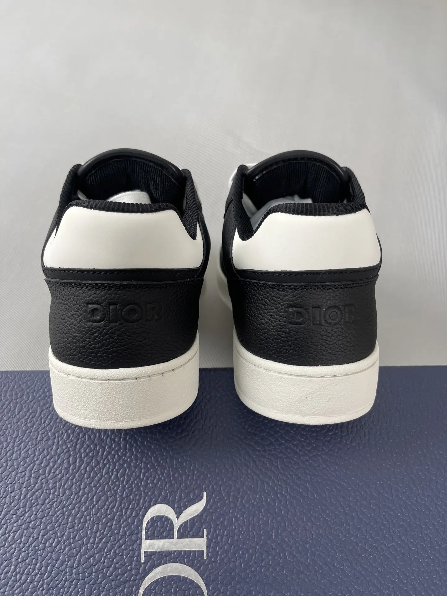 Dior『迪奥』2025超🔥B27升级版新款运动鞋👫情侣鞋。高版本1:1 采用油边套楦工艺，面料进口头层牛皮+高科技面料，内里牛皮+定制里布。TPU原版刻复大底。高底帮齐出30多色 码数:女35-42 男38-45 出厂价底p270💰 欢迎各位老总比货&hellip;&hellip;