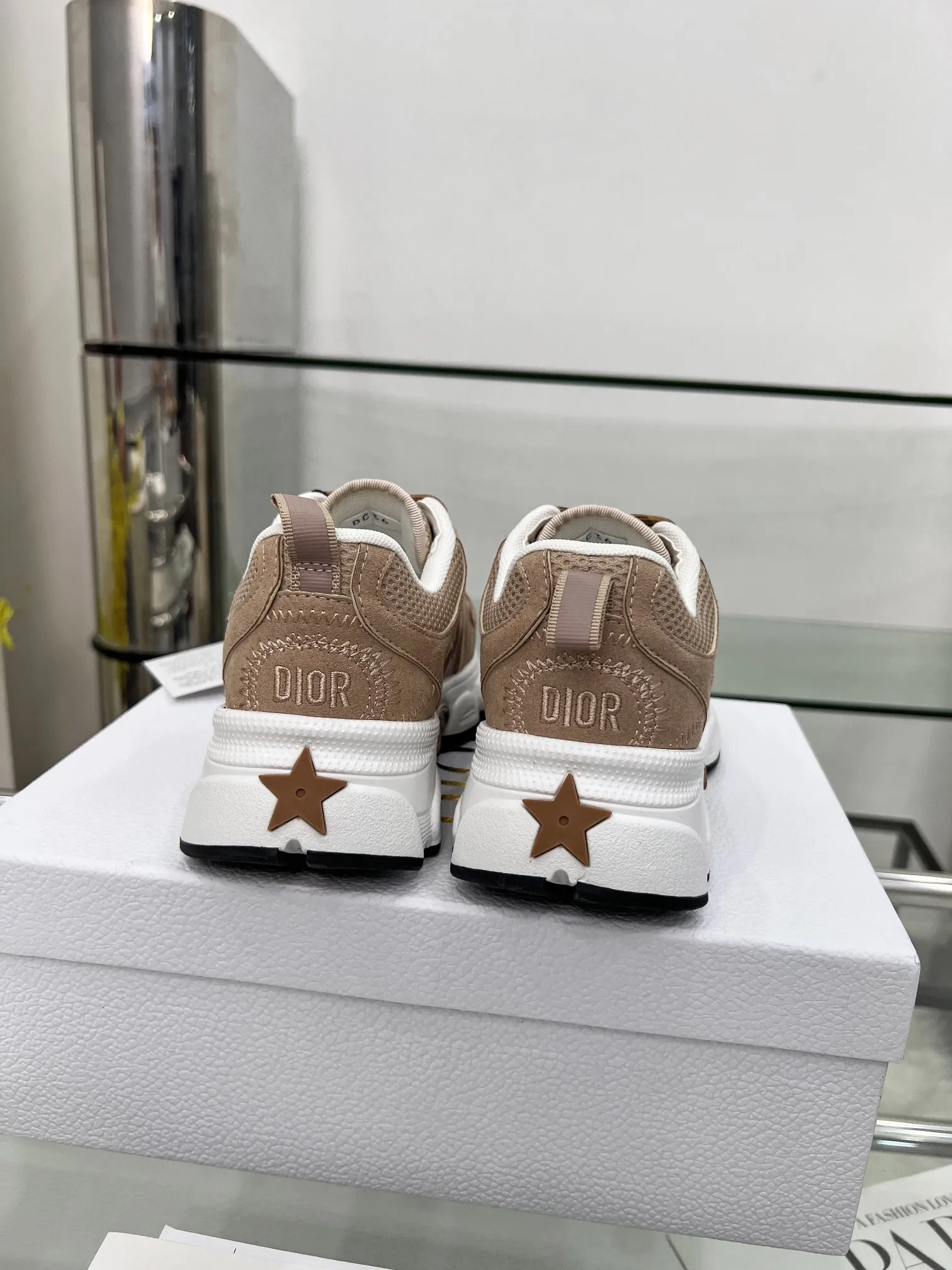 p250 官网新色同步更新 这款 Dior Chrono 运动鞋以Dior的高订风格重新演绎跑步鞋。米色网眼织物搭配同色调绒面牛皮革镶片,侧面的CD 标志、鞋舌上的星星补丁和鞋跟的Dior标志,诸多经典细节彰显格调。采用双色鞋带,轻盈鞋底搭配星星图案,可全年打造休闲造型。 码数:女码35-41(35/42可定做) 男码40-46(39-47定做不退不换) 颜色:12色可选