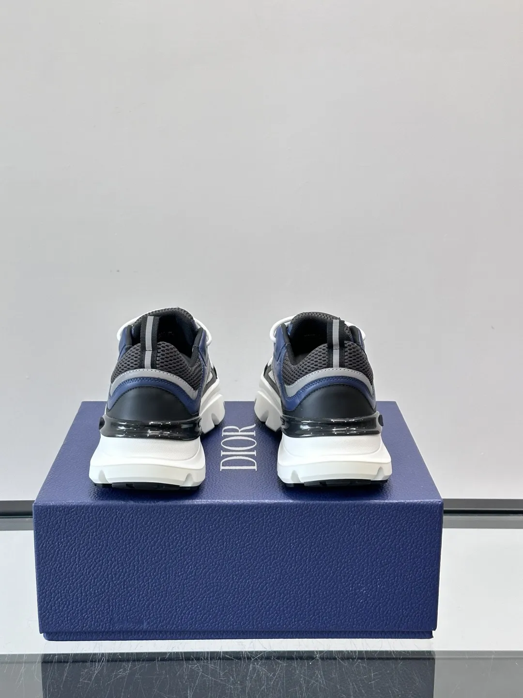 Dior B22复古慢跑鞋，灵感来自经典慢跑鞋，低帮厚底设计，牛皮革+网眼织物拼接，质感满分又透气。 黑白刻花橡胶鞋底，抓地力和舒适度都很棒，日常穿搭或运动都OK！鞋侧有&ldquo;CD&rdquo;浮雕标志，低调又有辨识度。配色丰富，黑白、灰蓝等，百搭又时髦，欧美嘻哈圈和博主都爱，潮流穿搭必备款 P：240 size：39-44（38..46.47定制）