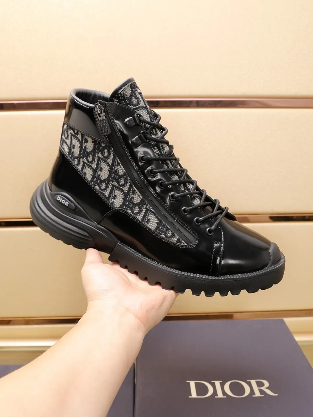 工厂P370💰【Dior】迪奥休闲运动鞋🇺🇸专柜同步发售,顶级代购意大利原版·品牌图腾布匹车缝品牌布标·撘配头层牛皮·(图腾布凸显高端·贵气·档次)做工考究(原版内里)鞋底:原厂特供大底⚠️大底.舒适·耐磨·防滑·实物拍摄🎬实物更漂亮🔍颜色:两色可选💕码数:38-46【45 46 定做不退换】