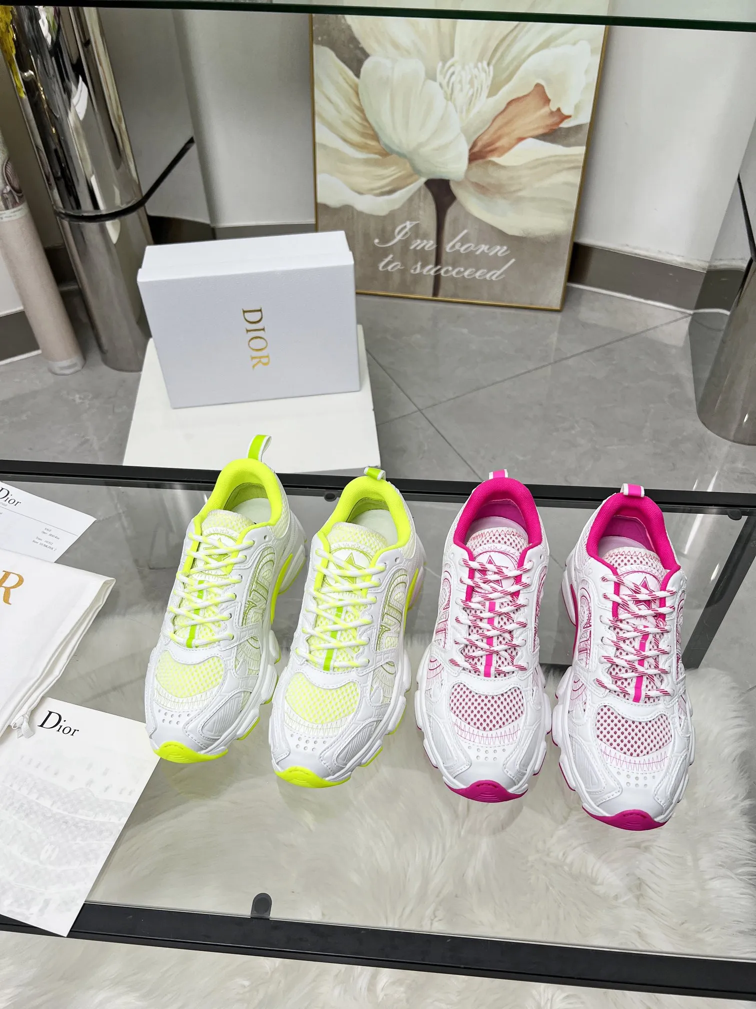 工厂价250 官网新色同步更新 这款 Dior Chrono 运动鞋以Dior的高订风格重新演绎跑步鞋。米色网眼织物搭配同色调绒面牛皮革镶片,侧面的CD 标志、鞋舌上的星星补丁和鞋跟的Dior标志,诸多经典细节彰显格调。采用双色鞋带,轻盈鞋底搭配星星图案,可全年打造休闲造型。 价格:P 码数:女码35-41(35/42可定做) 男码40-46(男款打版中) 颜色:白、粉、金、银