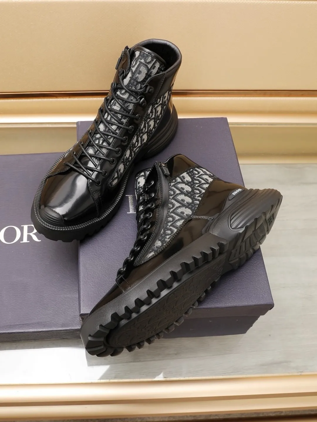 工厂P370💰【Dior】迪奥休闲运动鞋🇺🇸专柜同步发售，顶级代购意大利原版&middot;品牌图腾布匹车缝品牌布标&middot;撘配头层牛皮&middot;（图腾布凸显高端&middot;贵气&middot;档次）做工考究（原版内里）鞋底：原厂特供大底⚠️大底.舒适&middot;耐磨&middot;防滑&middot;实物拍摄🎬实物更漂亮🔍颜色：两色可选💕码数：38-46【45 46 定做不退换】