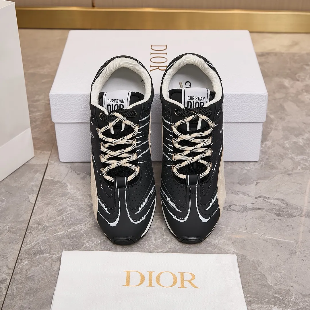 p300 迪奥 / Dior D-Sketch 运动鞋 男女35-45 黑色尼龙和牛皮革 这款 D-Sketch 运动鞋于迪奥二零二五春夏成衣系列发布秀精彩亮相,彰显经典的复古美学。采用白色尼龙和牛皮革精心制作,饰以灵感源自鞋履制作阶段的印花标志,搭配米色绒面牛皮革镶片和双鞋带。侧面饰以手写风格的 Christian Dior Paris 标志,鞋跟和鞋舌点缀以 Christian Dior Paris 标志镶片和标牌。搭配双色纤薄橡胶鞋底更显精致,可为各式休闲造型增添高订气质。 帮面材质:牛皮革,牛剖层革,织物 装饰物及装饰线除外 侧面、鞋舌和鞋跟饰以 Christian Dior Paris 标志 双色纤薄橡胶鞋底饰以 Christian Dior 的幸运星符号