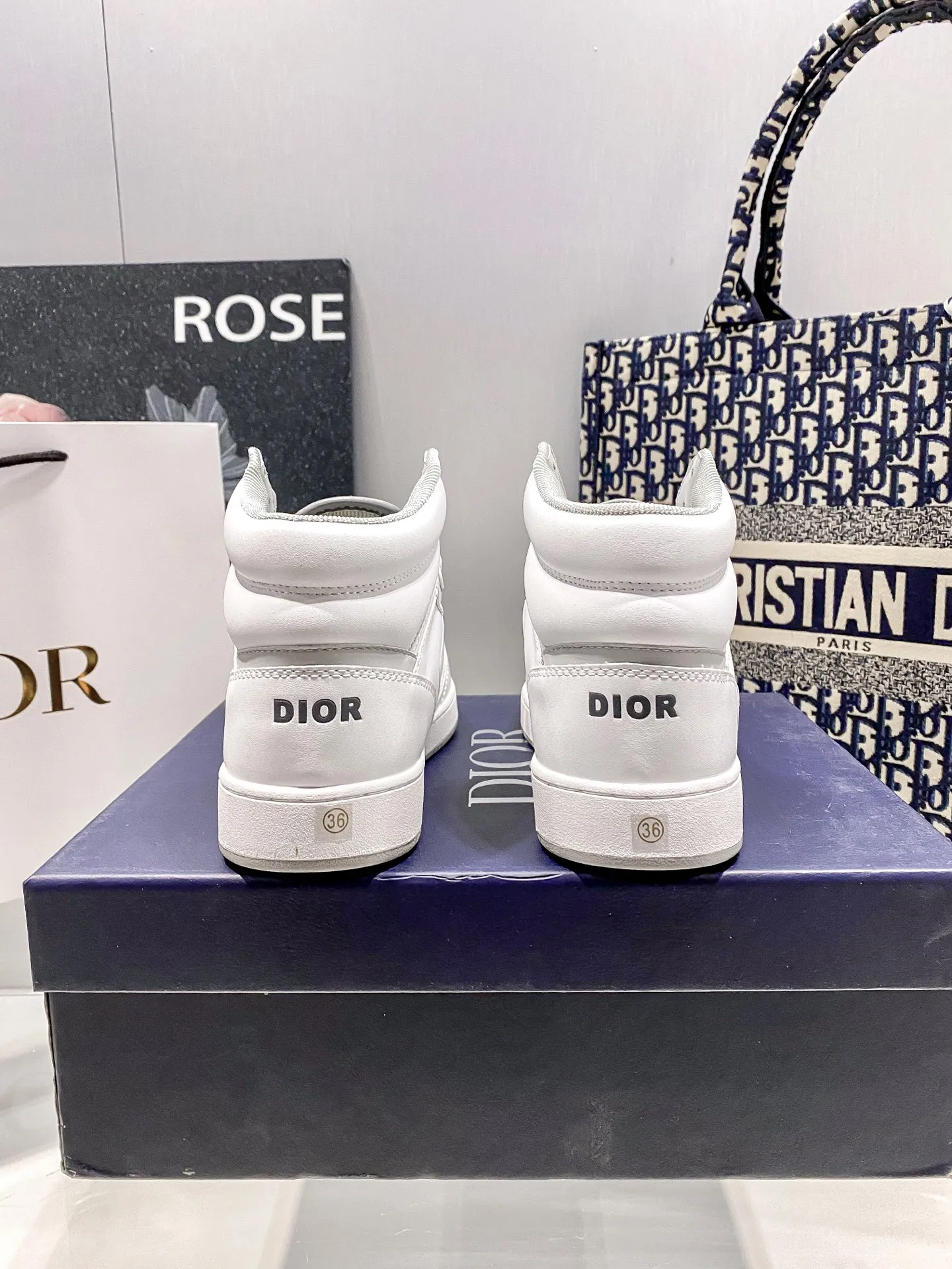 橙子出厂价💰140,男码+10 Dior 迪奥 B27系列 运动鞋 滑板鞋 休闲鞋 情侣款 高帮# 这款运动鞋是该系列新品,延续经典款式。“CD Icon”造型的鞋带孔眼巧妙精致,双色TPU鞋底、后侧鞋口和鞋跟处均带有品牌标志性细节,提升格调。 码数:35-45