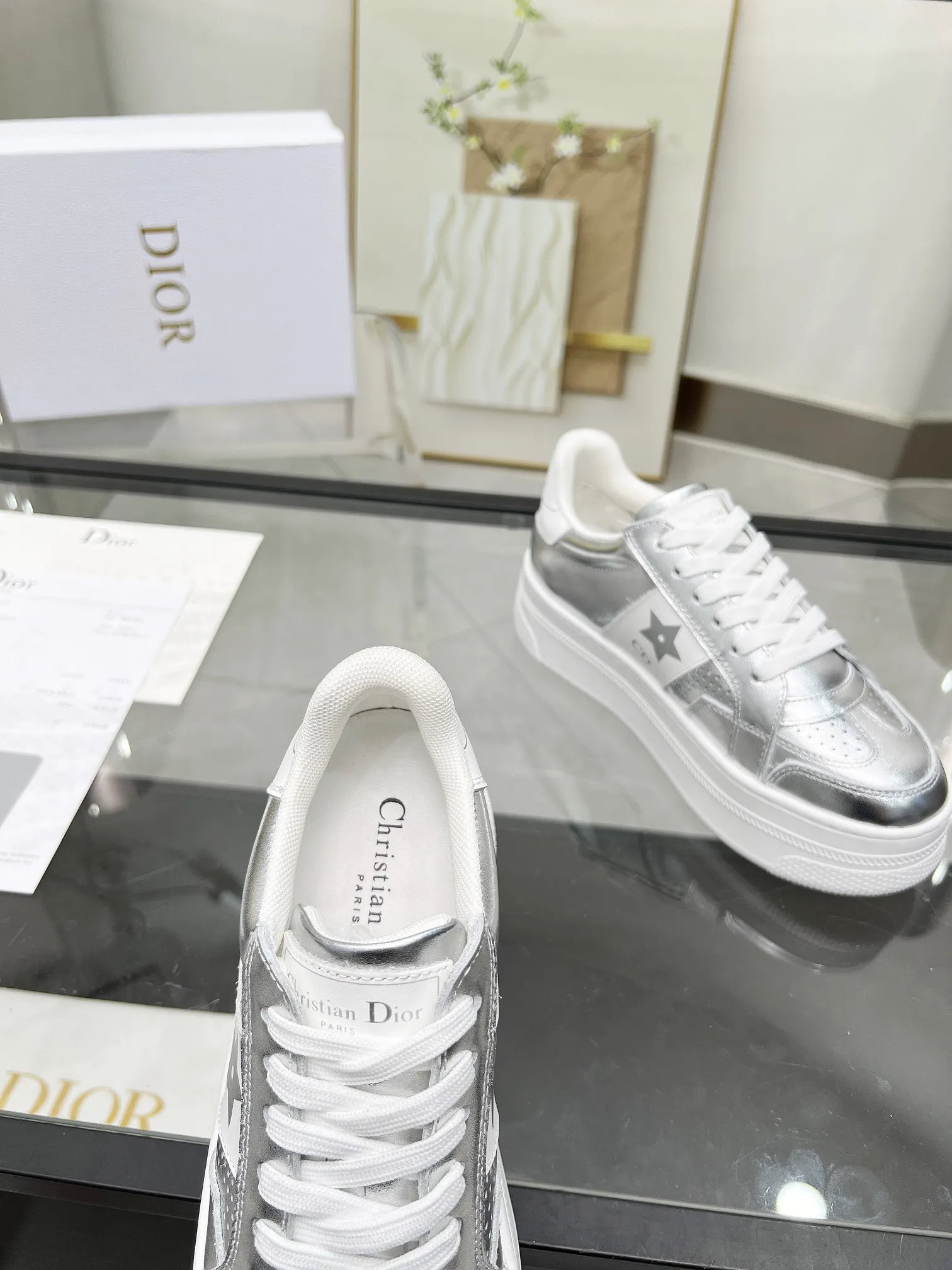 p230 [庆祝]迪家新花色官网同步更新啦 这款 Dior Star运动鞋是一款时尚单品，明星运动鞋，提高了现代风格的标志线。鞋面采用银色贴膜皮精心裁制而成，两侧则饰有银色CD签名和星星图案，彰显独特魅力。厚而超轻的标志性鞋底增高5cm，这款运动鞋一年四季都可以与休闲装搭配 码数：35-41 欢迎上图下单[玫瑰][玫瑰][玫瑰]