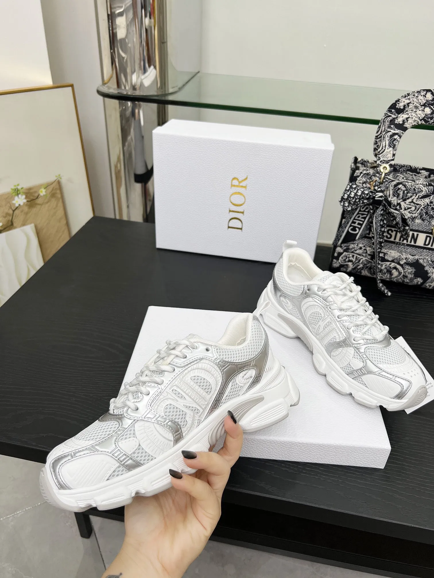 工厂价250 官网新色同步更新 这款 Dior Chrono 运动鞋以Dior的高订风格重新演绎跑步鞋。米色网眼织物搭配同色调绒面牛皮革镶片,侧面的CD 标志、鞋舌上的星星补丁和鞋跟的Dior标志,诸多经典细节彰显格调。采用双色鞋带,轻盈鞋底搭配星星图案,可全年打造休闲造型。 价格:P 码数:女码35-41(35/42可定做) 男码40-46(男款打版中) 颜色:白、粉、金、银