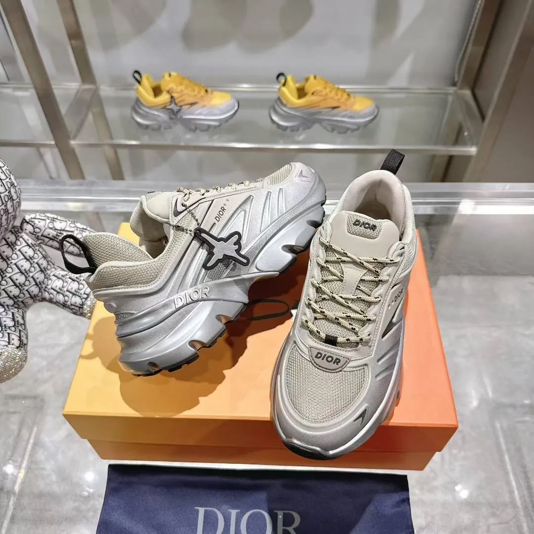 实价:380❤️❤️❤️ Dior迪奥B44最新款老爹运动鞋是秋季新品,以时髦复古风格丰富经典系列。精心制作,可全年与休闲造型搭配 顺应复古市场的趋势的 Dad Shoes风格鞋款鞋舌上的Dior标志 也注明了这双鞋是运用了质感细腻的皮革和网眼布面材质拼接成鞋身,鞋身两侧有显眼的字母CD 表明身份,鞋身多处线条勾勒细节 让鞋子看起来不那么单调、复古立体感十足!配送专柜精美包装🛍📦 ▪️ 面料:原版定制牛皮 ▪️ 内里:进口透气网里 ▪️ 鞋底:开模防滑大底 ▪️ Size:38-46