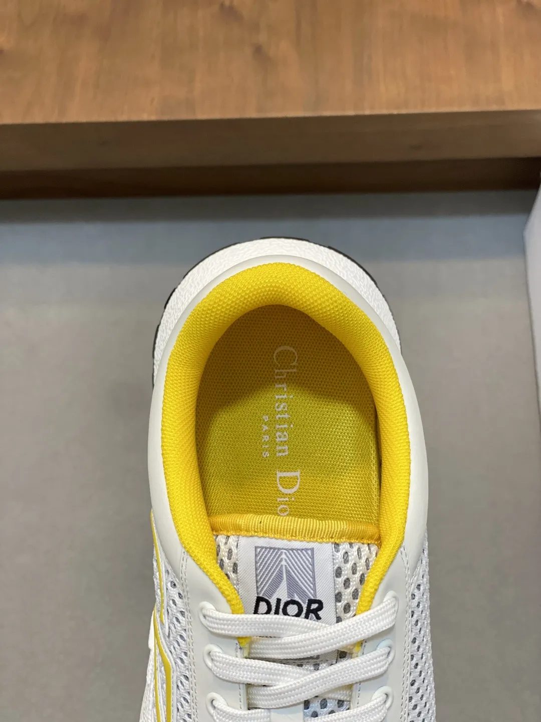 💰430 𝐂𝐡𝐫𝐢𝐬𝐭𝐢𝐚𝐧 𝐃𝐢𝐨𝐫# 迪奥透气飞织休闲运动鞋 柔软透气的鞋面与轻盈的纹理效果橡胶鞋底相得益彰，饰以各种经典细节，是日常造型的理想之选 可与各式休闲单品搭配，打造精致造型 底厚 ：3.5CM Size：39-44（38 45定制）