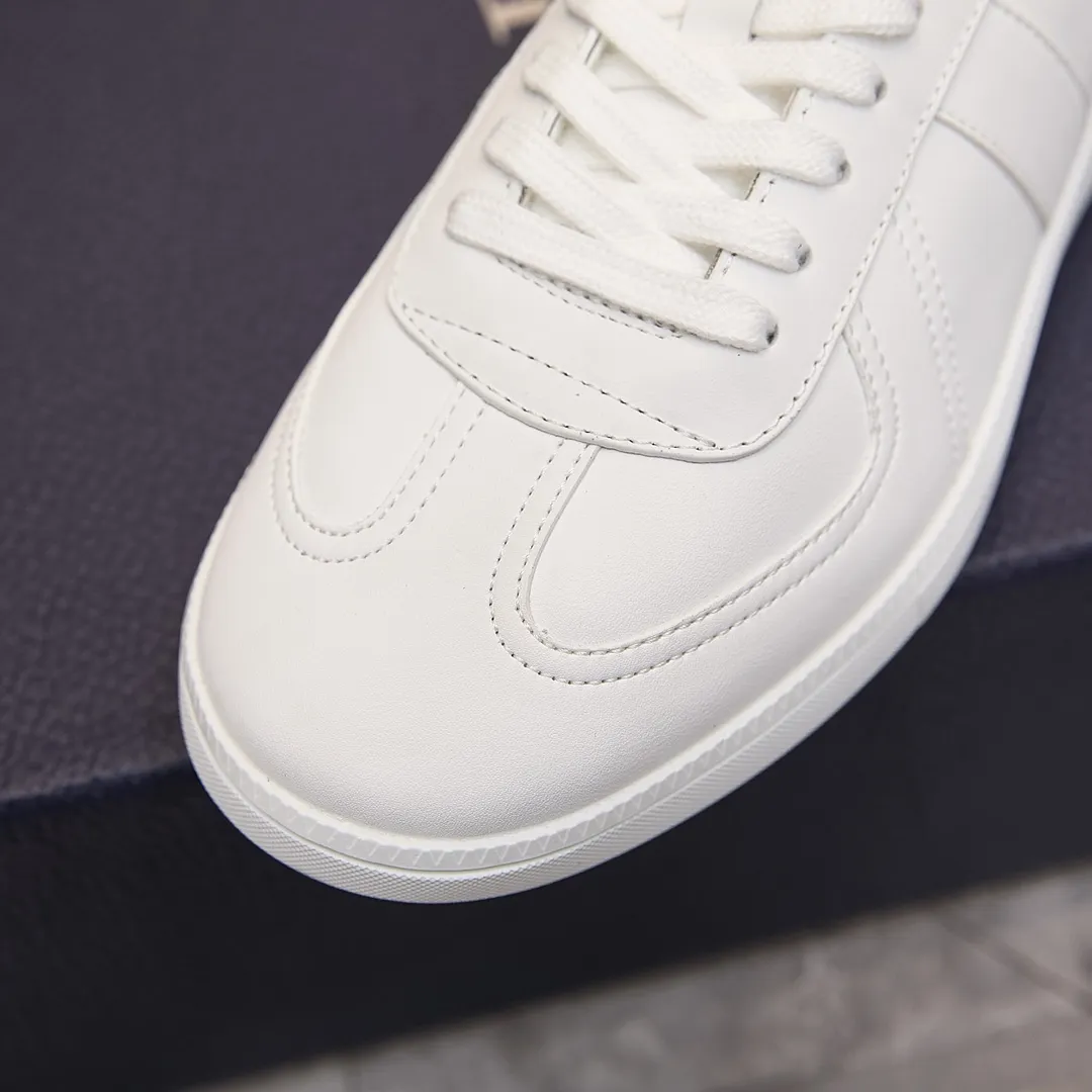 p260 迪奥 / Dior B01 Matchpoint 运动鞋 男女士 35-45 干邑色和白色光滑牛皮革搭配白色绒面革 迪奥德训薄底运动鞋 这款 B01 Matchpoint 运动鞋是二零二五秋季系列新品，标志着 Dior 经典款式的回归，以时尚优雅的廓形重新诠释。采用干邑色和白色光滑牛皮革精心制作，饰以白色绒面革拼接提升格调。鞋舌和内部侧面饰以 Dior 标志，鞋后跟饰以 CD Icon 标志。搭配棕色橡胶鞋底，点缀以 Dior 标志，可与 Dior Icons 限定系列的各式造型搭配，打造精致造型。 主体：牛皮革，绒面牛皮革 里料：羊皮革 鞋舌饰以 Dior 标志 内部侧面饰有 Dior 标志 鞋跟饰以 CD Icon 标志 低帮 鞋带开合 琥珀色橡胶外底搭配 Dior 标志 拼接结构 内含防尘袋 另附白色鞋带一副