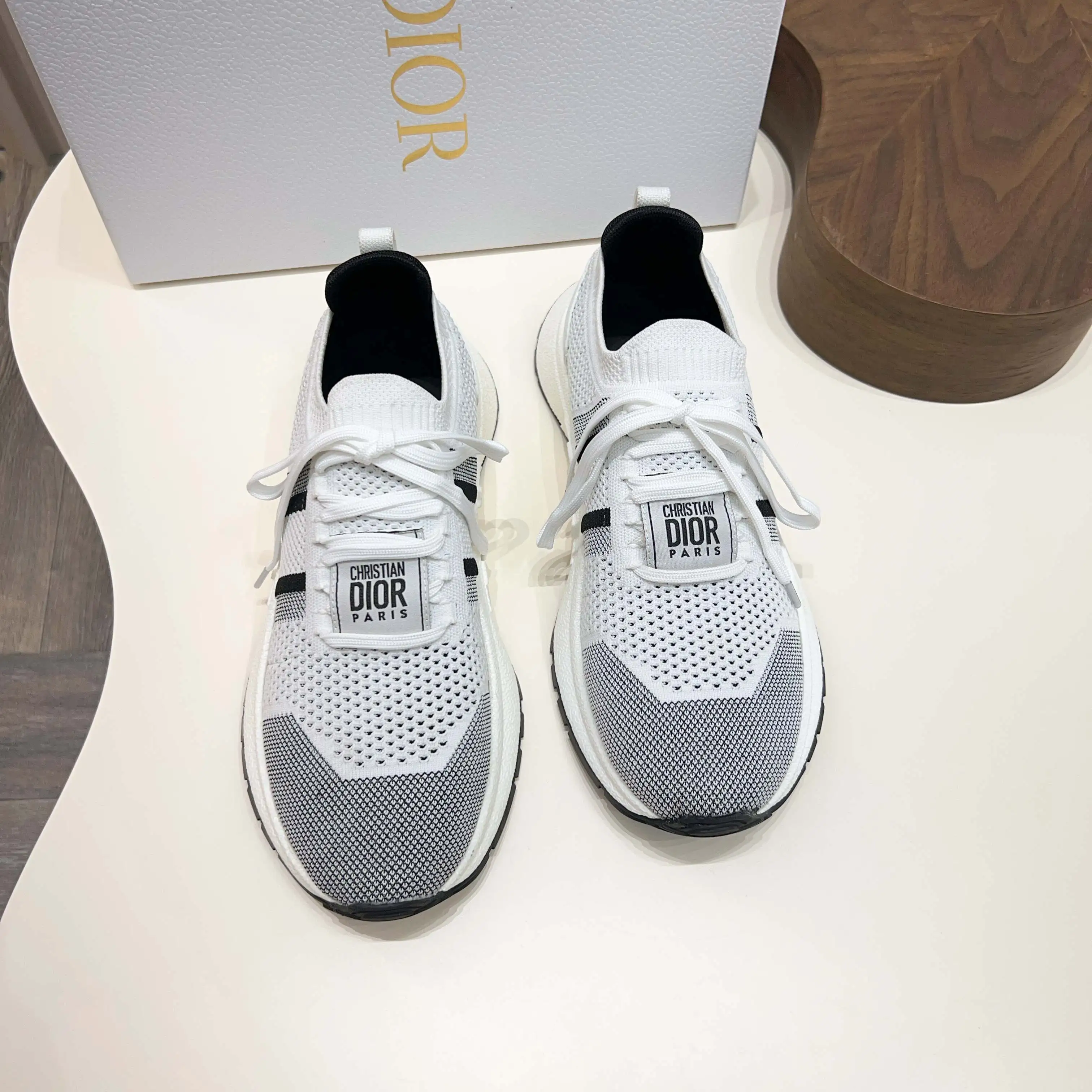 💰290 𝐂𝐡𝐫𝐢𝐬𝐭𝐢𝐚𝐧 𝐃𝐢𝐨𝐫# 迪奥飞织休闲运动鞋 柔软透气的鞋面与轻盈的纹理效果橡胶鞋底相得益彰，饰以各种经典细节，是日常造型的理想之选 可与各式休闲单品搭配，打造精致造型 底厚 ：3.5CM Size：39-44（38 45定制）
