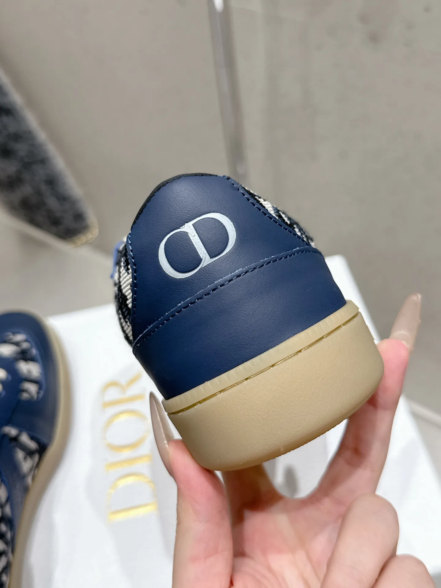 💰290 #情侣款 顶级版本 25 Dior 迪奥最新 B01系列 Matchpoint 情侣款 德训鞋 休闲 运动鞋 休闲板鞋 原版购入开发 做货 这款 B01 Matchpoint运动鞋是二零二五秋季系列新品，标志着 经典款式的回归，以时尚优雅的廓形重新诠释。采用黑色和白色光滑牛皮革精心制作，饰以灰色绒面革拼接提升格调。鞋舌和内部侧面饰以 标志，鞋后跟饰以 Icon 标志。搭配琥珀色橡胶鞋底，点缀以 标志，可与 Icons 限定系列的各式造型搭配，打造精致造型. ✔️面料 : 原版定制进口头层牛皮 ✔️内里 : 柔软进口牛皮里 ✔️鞋底 : 原版开模防滑TPU材质 ✔️Size : 35-45（女40 男45 定做不退换）