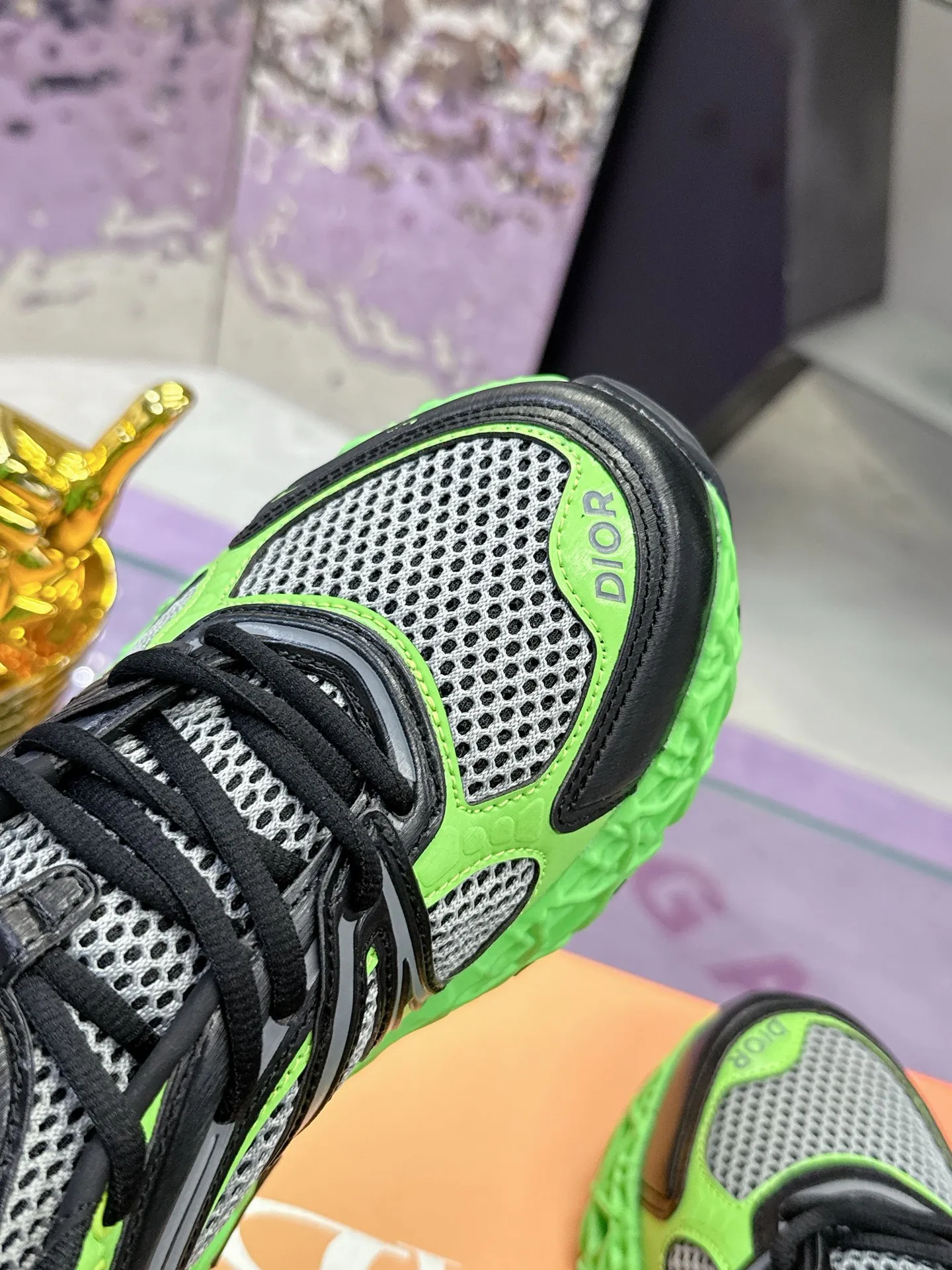 工厂价:370(代购版👍) 迪奥Dior25新款低帮运动鞋,采用进口网眼织物精心制作,搭配曲纹藤格纹注塑橡胶提升格调,全新演绎经典图案,彰显未来主义的风格。鞋舌和正面饰以Dior标志,孔眼突显徒步鞋的风格 CD Diamond抽绳彰显科技魅力。纹理凹口厚底采用橡胶精心制作,提供理想的抓地力,加固鞋跟缔造舒适非凡的穿着体验。可与运动服饰和休闲装扮搭配,打造精致造型。 Size: 39-44 (45定制)