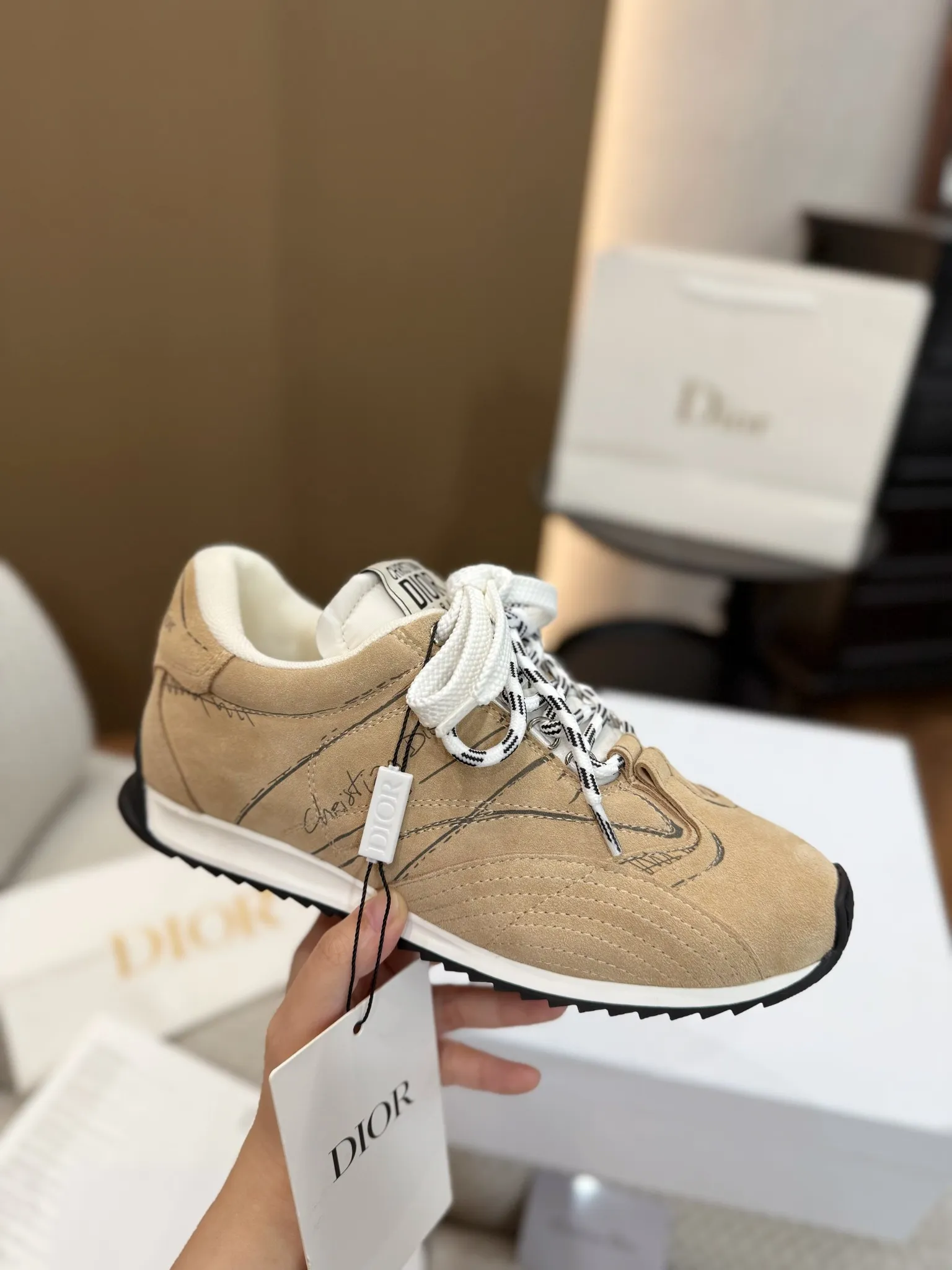 💰工厂价260 高版本. 原版购入开发 𝐂h𝐑𝐈𝐒𝐓𝐈𝐀𝐍 𝐃𝐈or 这款Dior Vibe迪奥运动鞋融入 Dior 的高订精神，重新诠释经典跑鞋德训鞋.阿甘鞋.搭配 Oblique 印花3D打印科技原版复刻面料、打造对比鲜明的现代风格. 以 3D 效果展示细节、侧面后侧Logo装饰标志性细节进一步点缀. 与各式休闲或优雅单品相得益彰，打造摩登造型。 * 鞋舌以3种不同颜色与布料重叠走线饰以Christian Dior PARIS Logo标志. 与原版一致.细节满满. 欢迎对比秒杀市面普通看图做货版本. * 原版橡胶TPU鞋底饰以 DIOR 标志. 凸凹胶质鞋底饰以 Christian Dior 的幸运星符号. 原版一致.满满细节. 真心好货.明星网红纷纷上脚超美超赞. 配置专柜正品原版包装. 材质-原版牛皮面搭配牛绒与防雨布；原版开模大底： Size：35-40（41可订做）