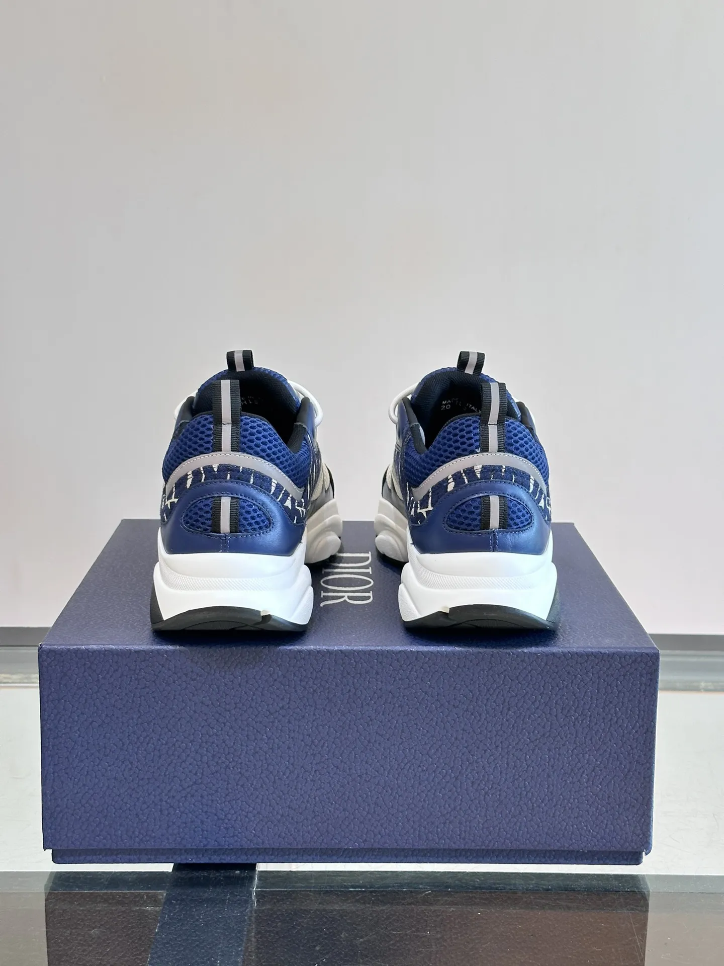 P220◾️▫️Dior迪奥B22男士慢跑时尚运动鞋，这款单品从复古慢跑鞋汲取灵感。采用厚实的低帮设计，以黑色牛皮革以及网眼织物拼接鞋面，搭配黑白相间的刻花橡胶鞋底。黑色网眼织物鞋舌和鞋跟支撑与黑色鞋带相得益彰，侧面带有浮雕&ldquo;Di～r&rdquo;标志装饰。这款运动鞋可与经典西装混搭造型，增添运动时尚气息！ Size：39-44（38、45、46可定做）