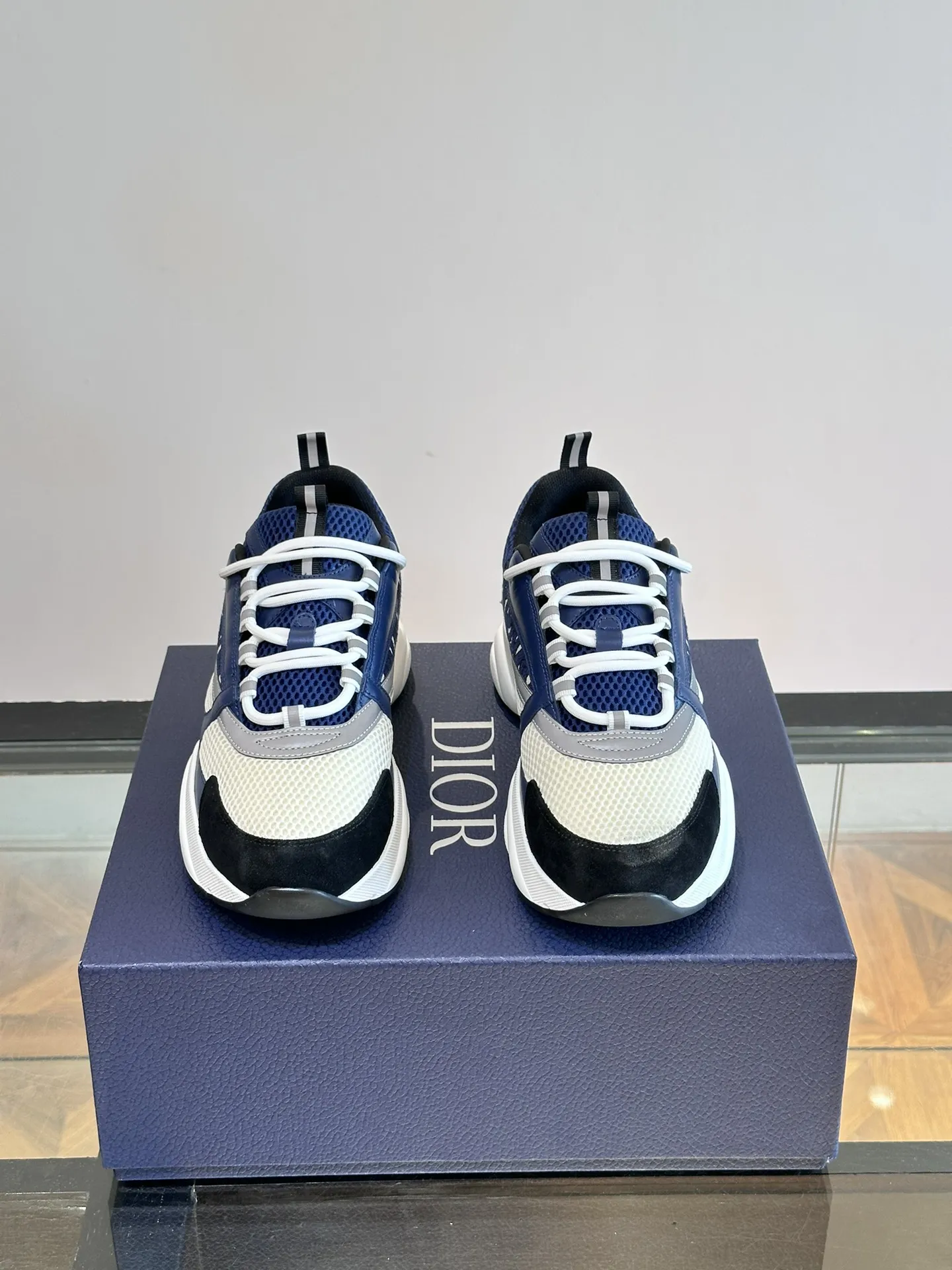 P220◾️▫️Dior迪奥B22男士慢跑时尚运动鞋，这款单品从复古慢跑鞋汲取灵感。采用厚实的低帮设计，以黑色牛皮革以及网眼织物拼接鞋面，搭配黑白相间的刻花橡胶鞋底。黑色网眼织物鞋舌和鞋跟支撑与黑色鞋带相得益彰，侧面带有浮雕&ldquo;Di～r&rdquo;标志装饰。这款运动鞋可与经典西装混搭造型，增添运动时尚气息！ Size：39-44（38、45、46可定做）