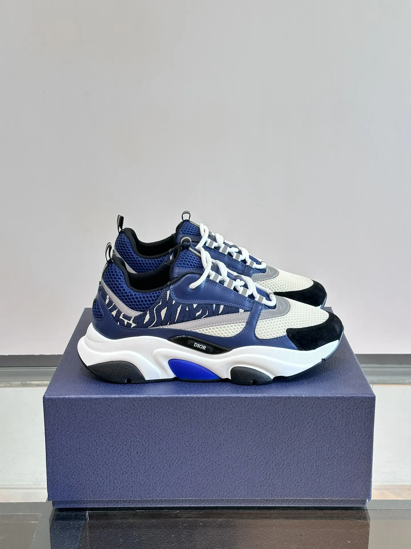 P220◾️▫️Dior迪奥B22男士慢跑时尚运动鞋,这款单品从复古慢跑鞋汲取灵感。采用厚实的低帮设计,以黑色牛皮革以及网眼织物拼接鞋面,搭配黑白相间的刻花橡胶鞋底。黑色网眼织物鞋舌和鞋跟支撑与黑色鞋带相得益彰,侧面带有浮雕“Di~r”标志装饰。这款运动鞋可与经典西装混搭造型,增添运动时尚气息! Size:39-44(38、45、46可定做)