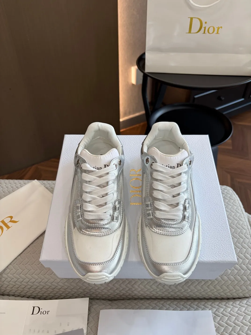 💰工厂价260 高版本. 原版购入开发 𝐂h𝐑𝐈𝐒𝐓𝐈𝐀𝐍 𝐃𝐈or 这款Dior Vibe迪奥运动鞋融入 Dior 的高订精神,重新诠释经典跑鞋德训鞋.阿甘鞋.搭配 Oblique 内里羊皮印花. 后标Logo 3D打印科技原版复刻面料、打造对比鲜明的现代风格. 以 3D 效果展示细节、侧面后侧Logo装饰符形标志性细节进一步点缀. 与各式休闲或优雅单品相得益彰,打造摩登造型。 * 鞋舌以3种不同颜色与布料皮料重叠走线饰以Christian Dior PARIS Logo标志. 与原版一致.细节满满. 欢迎对比秒杀市面普通看图做货版本. * 原版TPU鞋底饰以 DIOR 标志. 凸凹质感 鞋底饰以 Christian Dior 的幸运星符号. 原版一致.满满细节. 真心好货.明星网红纷纷上脚超美超赞. 配置专柜正品原版包装. 材质-原版牛皮面搭配牛绒网纱;原版开模超轻质感超好TPU上档次大底:5色同入. Size:35-39(40.41可订做)