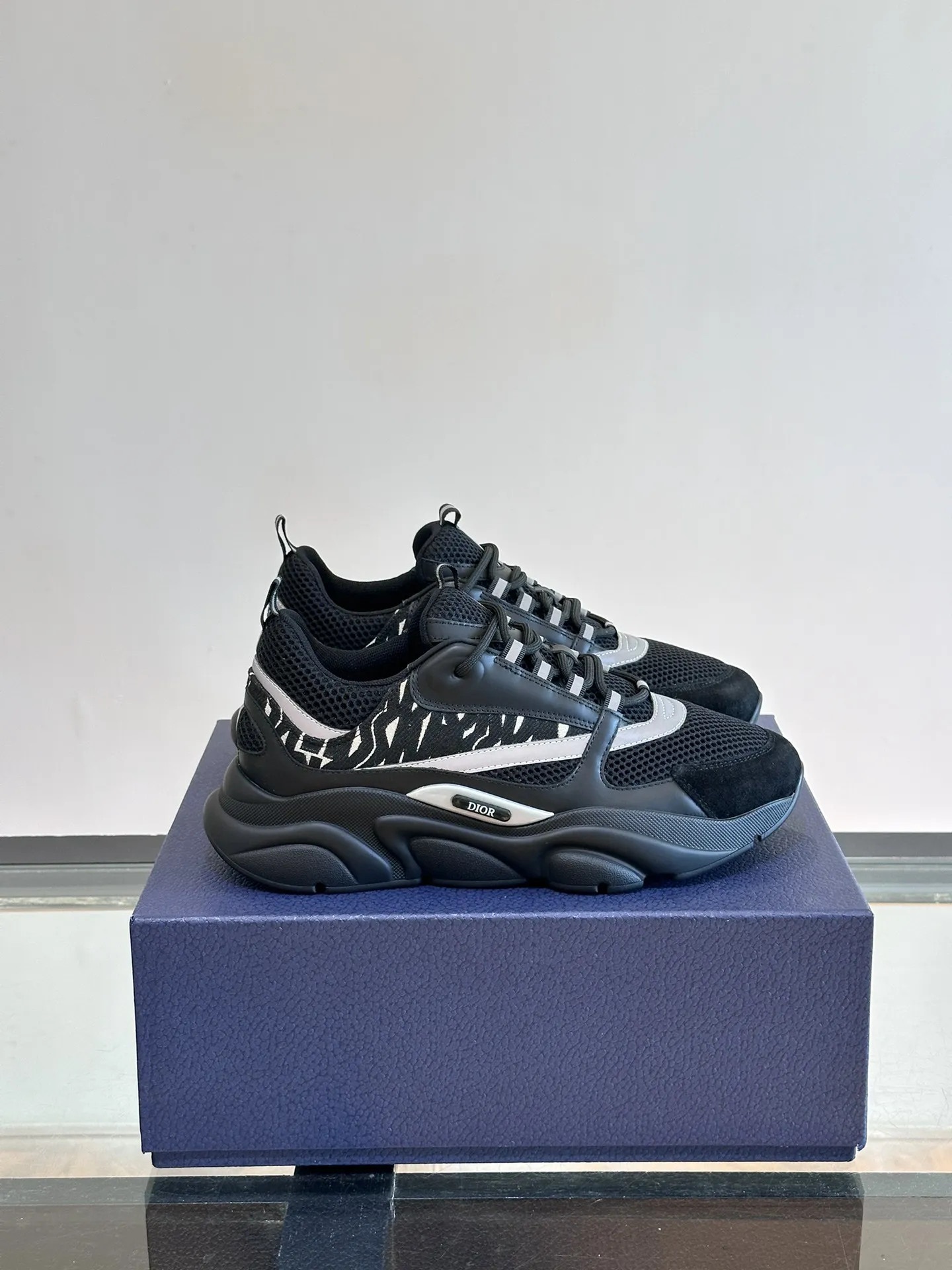 P220◾️▫️Dior迪奥B22男士慢跑时尚运动鞋，这款单品从复古慢跑鞋汲取灵感。采用厚实的低帮设计，以黑色牛皮革以及网眼织物拼接鞋面，搭配黑白相间的刻花橡胶鞋底。黑色网眼织物鞋舌和鞋跟支撑与黑色鞋带相得益彰，侧面带有浮雕&ldquo;Di～r&rdquo;标志装饰。这款运动鞋可与经典西装混搭造型，增添运动时尚气息！ Size：39-44（38、45、46可定做）
