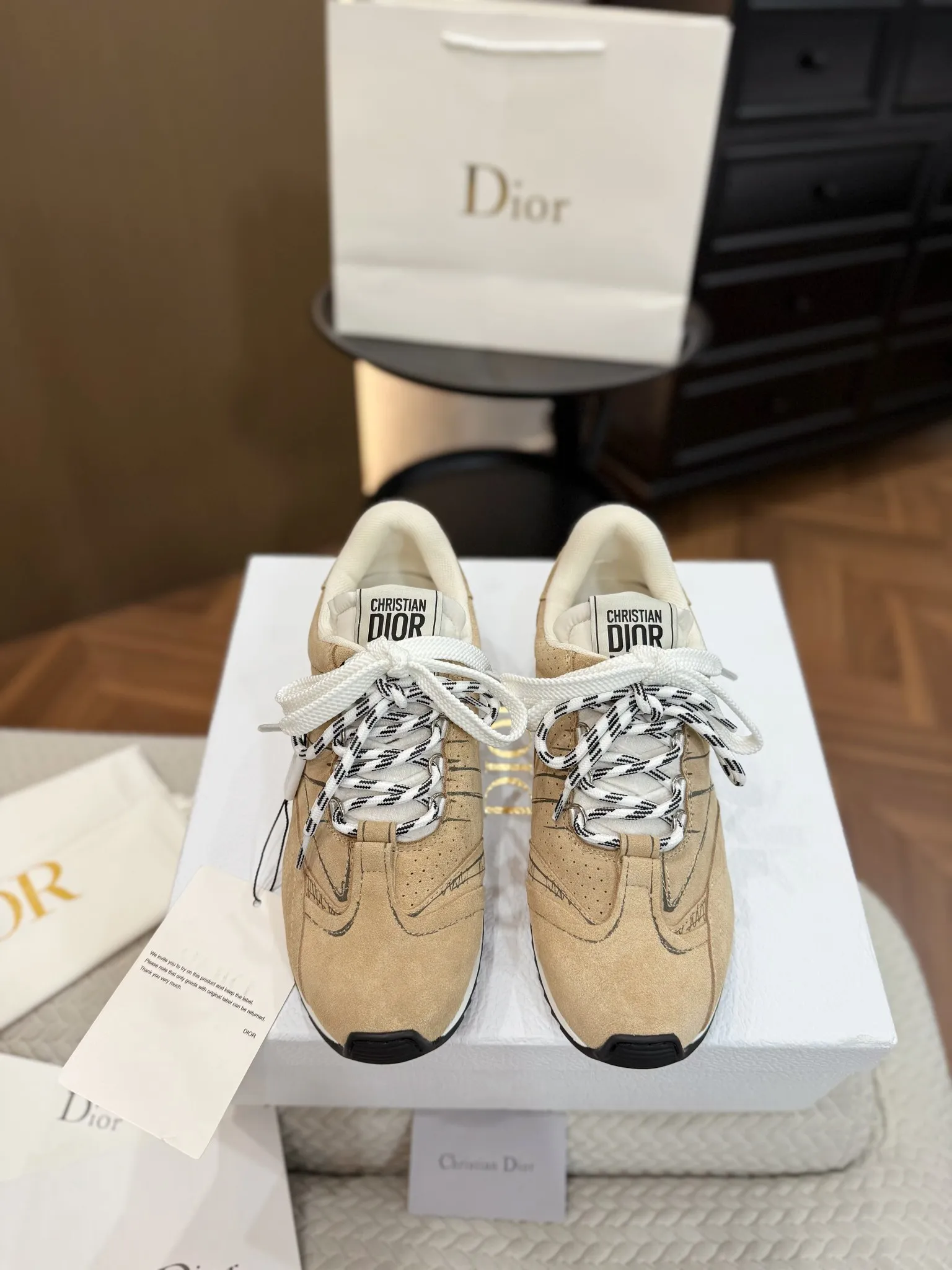 💰工厂价260 高版本. 原版购入开发 𝐂h𝐑𝐈𝐒𝐓𝐈𝐀𝐍 𝐃𝐈or 这款Dior Vibe迪奥运动鞋融入 Dior 的高订精神,重新诠释经典跑鞋德训鞋.阿甘鞋.搭配 Oblique 印花3D打印科技原版复刻面料、打造对比鲜明的现代风格. 以 3D 效果展示细节、侧面后侧Logo装饰标志性细节进一步点缀. 与各式休闲或优雅单品相得益彰,打造摩登造型。 * 鞋舌以3种不同颜色与布料重叠走线饰以Christian Dior PARIS Logo标志. 与原版一致.细节满满. 欢迎对比秒杀市面普通看图做货版本. * 原版橡胶TPU鞋底饰以 DIOR 标志. 凸凹胶质鞋底饰以 Christian Dior 的幸运星符号. 原版一致.满满细节. 真心好货.明星网红纷纷上脚超美超赞. 配置专柜正品原版包装. 材质-原版牛皮面搭配牛绒与防雨布;原版开模大底: Size:35-40(41可订做)