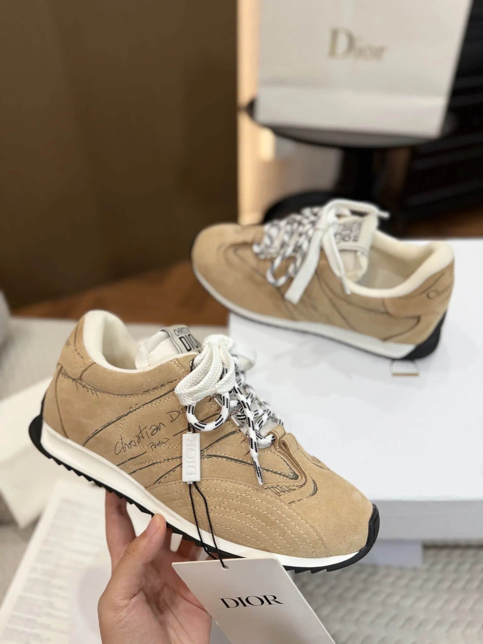 💰工厂价260 高版本. 原版购入开发 𝐂h𝐑𝐈𝐒𝐓𝐈𝐀𝐍 𝐃𝐈or 这款Dior Vibe迪奥运动鞋融入 Dior 的高订精神,重新诠释经典跑鞋德训鞋.阿甘鞋.搭配 Oblique 印花3D打印科技原版复刻面料、打造对比鲜明的现代风格. 以 3D 效果展示细节、侧面后侧Logo装饰标志性细节进一步点缀. 与各式休闲或优雅单品相得益彰,打造摩登造型。 * 鞋舌以3种不同颜色与布料重叠走线饰以Christian Dior PARIS Logo标志. 与原版一致.细节满满. 欢迎对比秒杀市面普通看图做货版本. * 原版橡胶TPU鞋底饰以 DIOR 标志. 凸凹胶质鞋底饰以 Christian Dior 的幸运星符号. 原版一致.满满细节. 真心好货.明星网红纷纷上脚超美超赞. 配置专柜正品原版包装. 材质-原版牛皮面搭配牛绒与防雨布;原版开模大底: Size:35-40(41可订做)