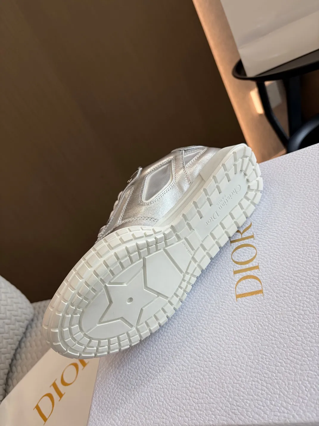 💰工厂价260 高版本. 原版购入开发 𝐂h𝐑𝐈𝐒𝐓𝐈𝐀𝐍 𝐃𝐈or 这款Dior Vibe迪奥运动鞋融入 Dior 的高订精神,重新诠释经典跑鞋德训鞋.阿甘鞋.搭配 Oblique 内里羊皮印花. 后标Logo 3D打印科技原版复刻面料、打造对比鲜明的现代风格. 以 3D 效果展示细节、侧面后侧Logo装饰符形标志性细节进一步点缀. 与各式休闲或优雅单品相得益彰,打造摩登造型。 * 鞋舌以3种不同颜色与布料皮料重叠走线饰以Christian Dior PARIS Logo标志. 与原版一致.细节满满. 欢迎对比秒杀市面普通看图做货版本. * 原版TPU鞋底饰以 DIOR 标志. 凸凹质感 鞋底饰以 Christian Dior 的幸运星符号. 原版一致.满满细节. 真心好货.明星网红纷纷上脚超美超赞. 配置专柜正品原版包装. 材质-原版牛皮面搭配牛绒网纱;原版开模超轻质感超好TPU上档次大底:5色同入. Size:35-39(40.41可订做)