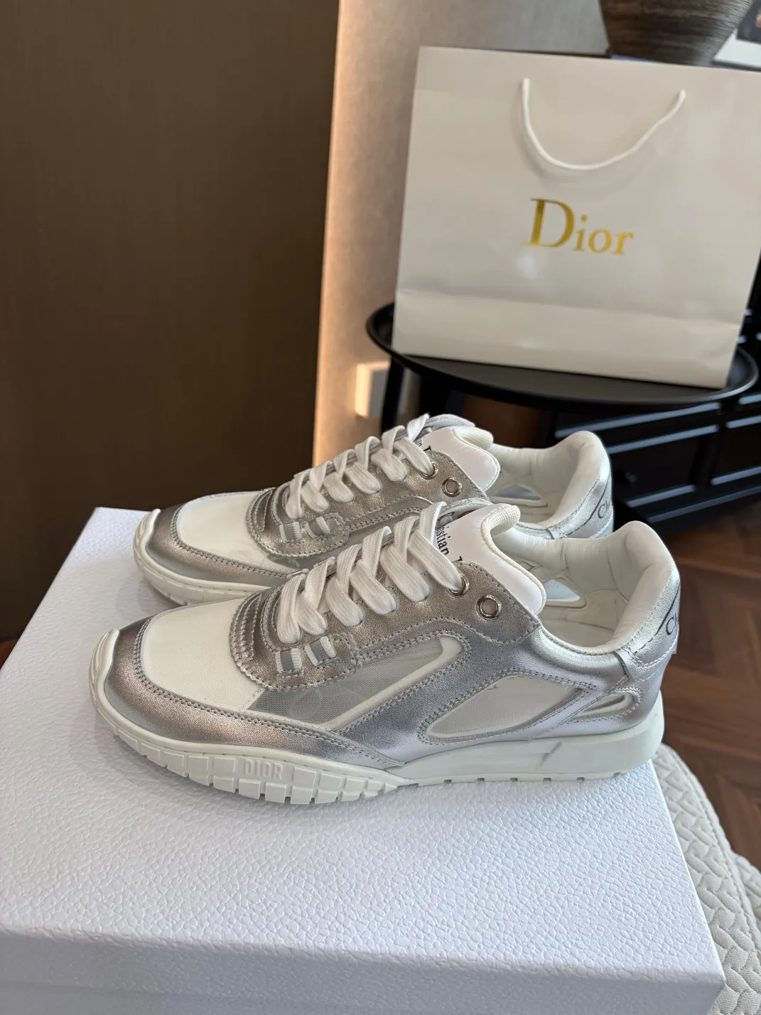 💰工厂价260 高版本. 原版购入开发 𝐂h𝐑𝐈𝐒𝐓𝐈𝐀𝐍 𝐃𝐈or 这款Dior Vibe迪奥运动鞋融入 Dior 的高订精神，重新诠释经典跑鞋德训鞋.阿甘鞋.搭配 Oblique 内里羊皮印花. 后标Logo 3D打印科技原版复刻面料、打造对比鲜明的现代风格. 以 3D 效果展示细节、侧面后侧Logo装饰符形标志性细节进一步点缀. 与各式休闲或优雅单品相得益彰，打造摩登造型。 * 鞋舌以3种不同颜色与布料皮料重叠走线饰以Christian Dior PARIS Logo标志. 与原版一致.细节满满. 欢迎对比秒杀市面普通看图做货版本. * 原版TPU鞋底饰以 DIOR 标志. 凸凹质感 鞋底饰以 Christian Dior 的幸运星符号. 原版一致.满满细节. 真心好货.明星网红纷纷上脚超美超赞. 配置专柜正品原版包装. 材质-原版牛皮面搭配牛绒网纱；原版开模超轻质感超好TPU上档次大底：5色同入. Size：35-39（40.41可订做）