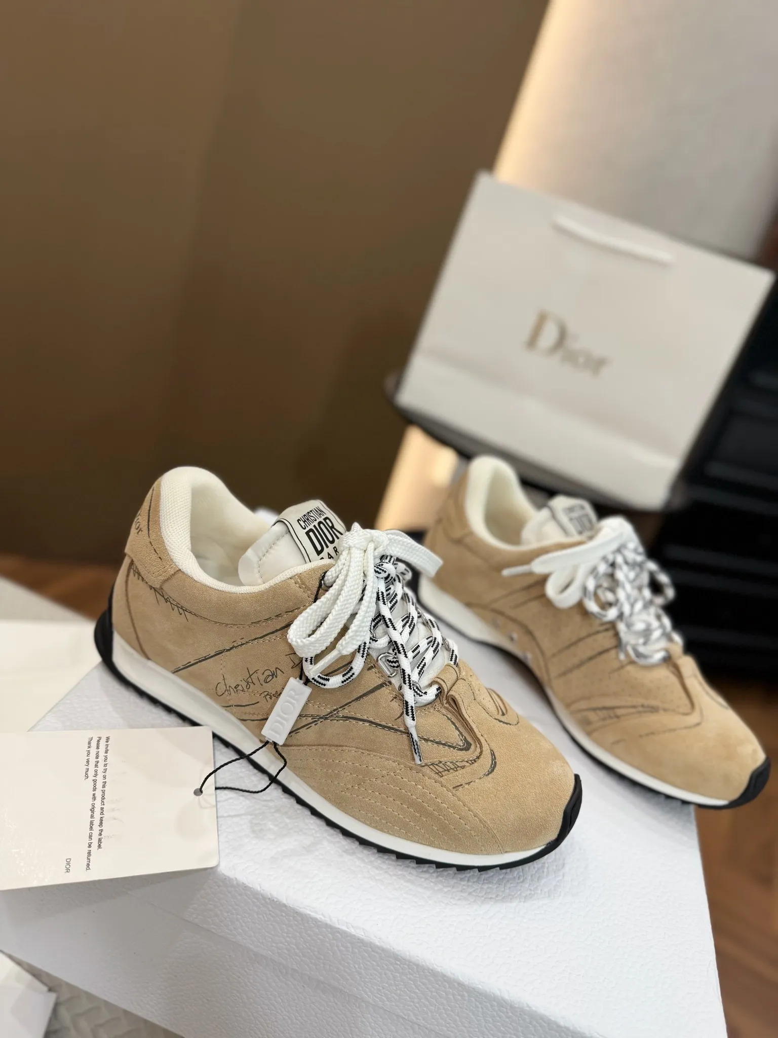 💰工厂价260 高版本. 原版购入开发 𝐂h𝐑𝐈𝐒𝐓𝐈𝐀𝐍 𝐃𝐈or 这款Dior Vibe迪奥运动鞋融入 Dior 的高订精神,重新诠释经典跑鞋德训鞋.阿甘鞋.搭配 Oblique 印花3D打印科技原版复刻面料、打造对比鲜明的现代风格. 以 3D 效果展示细节、侧面后侧Logo装饰标志性细节进一步点缀. 与各式休闲或优雅单品相得益彰,打造摩登造型。 * 鞋舌以3种不同颜色与布料重叠走线饰以Christian Dior PARIS Logo标志. 与原版一致.细节满满. 欢迎对比秒杀市面普通看图做货版本. * 原版橡胶TPU鞋底饰以 DIOR 标志. 凸凹胶质鞋底饰以 Christian Dior 的幸运星符号. 原版一致.满满细节. 真心好货.明星网红纷纷上脚超美超赞. 配置专柜正品原版包装. 材质-原版牛皮面搭配牛绒与防雨布;原版开模大底: Size:35-40(41可订做)