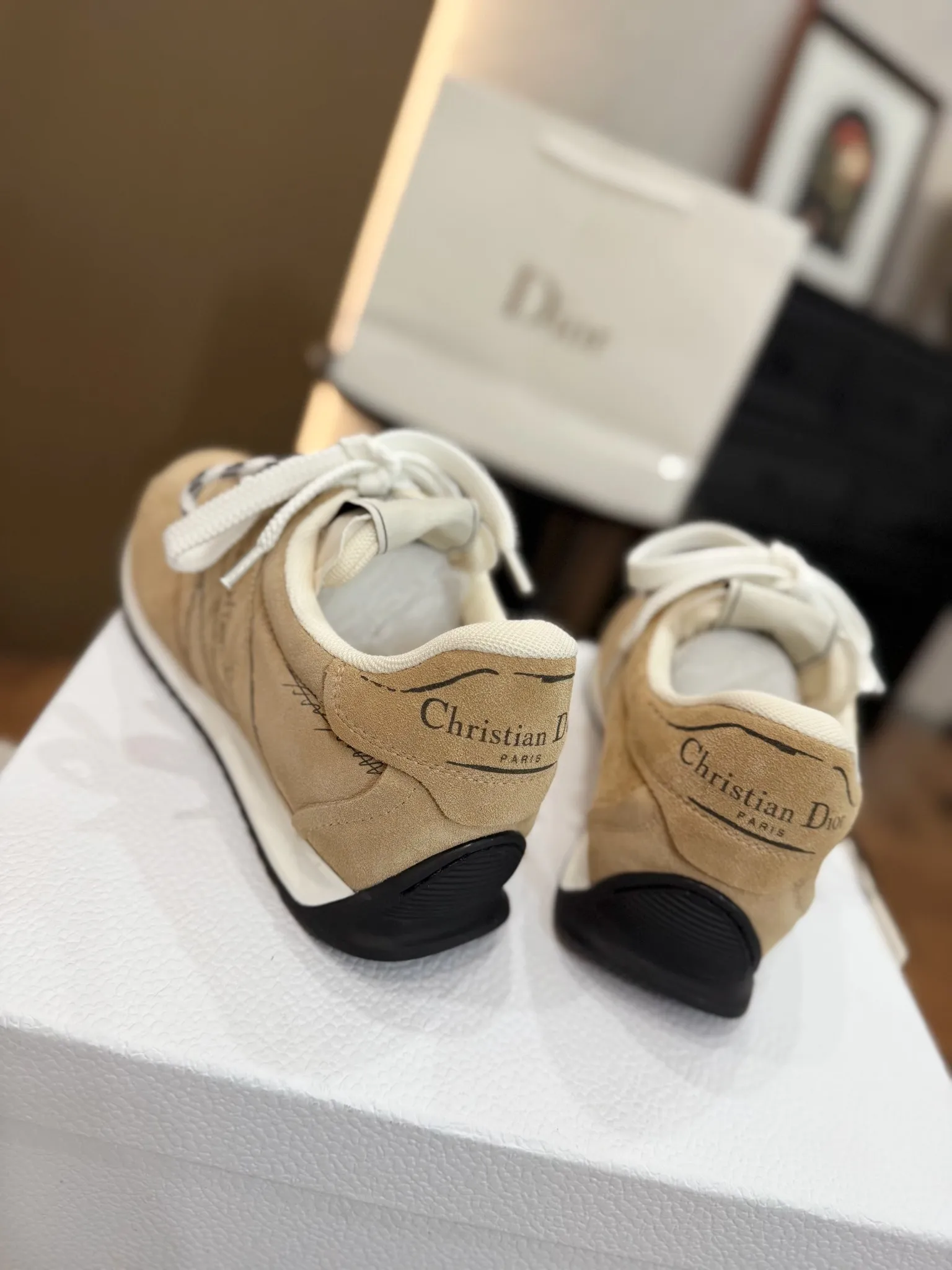 💰工厂价260 高版本. 原版购入开发 𝐂h𝐑𝐈𝐒𝐓𝐈𝐀𝐍 𝐃𝐈or 这款Dior Vibe迪奥运动鞋融入 Dior 的高订精神，重新诠释经典跑鞋德训鞋.阿甘鞋.搭配 Oblique 印花3D打印科技原版复刻面料、打造对比鲜明的现代风格. 以 3D 效果展示细节、侧面后侧Logo装饰标志性细节进一步点缀. 与各式休闲或优雅单品相得益彰，打造摩登造型。 * 鞋舌以3种不同颜色与布料重叠走线饰以Christian Dior PARIS Logo标志. 与原版一致.细节满满. 欢迎对比秒杀市面普通看图做货版本. * 原版橡胶TPU鞋底饰以 DIOR 标志. 凸凹胶质鞋底饰以 Christian Dior 的幸运星符号. 原版一致.满满细节. 真心好货.明星网红纷纷上脚超美超赞. 配置专柜正品原版包装. 材质-原版牛皮面搭配牛绒与防雨布；原版开模大底： Size：35-40（41可订做）