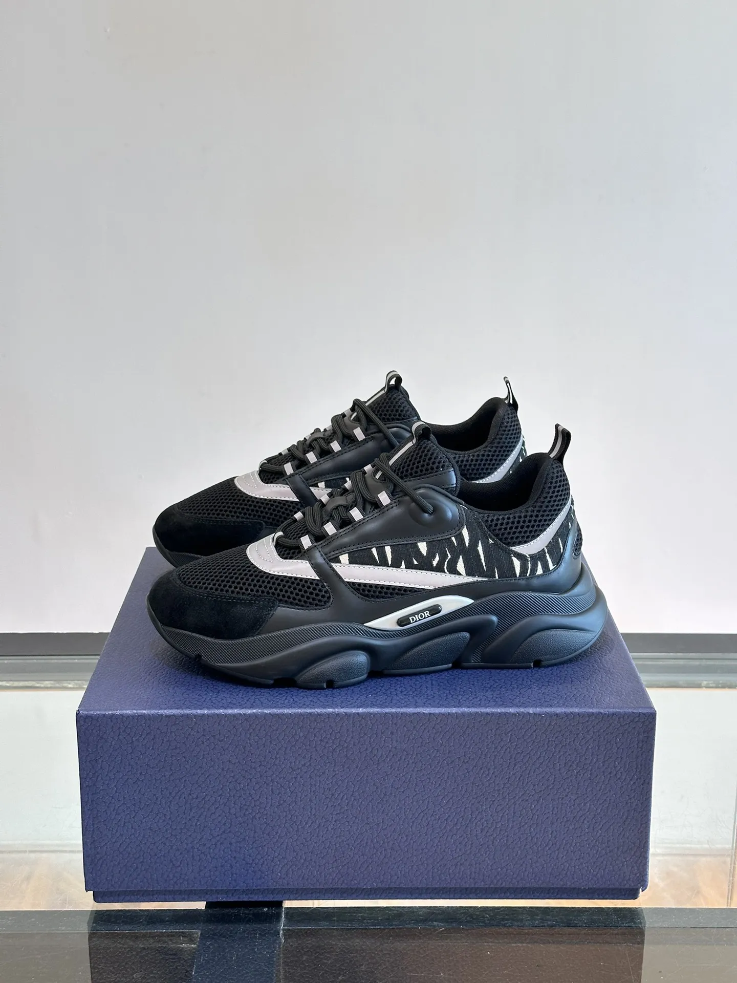 P220◾️▫️Dior迪奥B22男士慢跑时尚运动鞋,这款单品从复古慢跑鞋汲取灵感。采用厚实的低帮设计,以黑色牛皮革以及网眼织物拼接鞋面,搭配黑白相间的刻花橡胶鞋底。黑色网眼织物鞋舌和鞋跟支撑与黑色鞋带相得益彰,侧面带有浮雕“Di~r”标志装饰。这款运动鞋可与经典西装混搭造型,增添运动时尚气息! Size:39-44(38、45、46可定做)