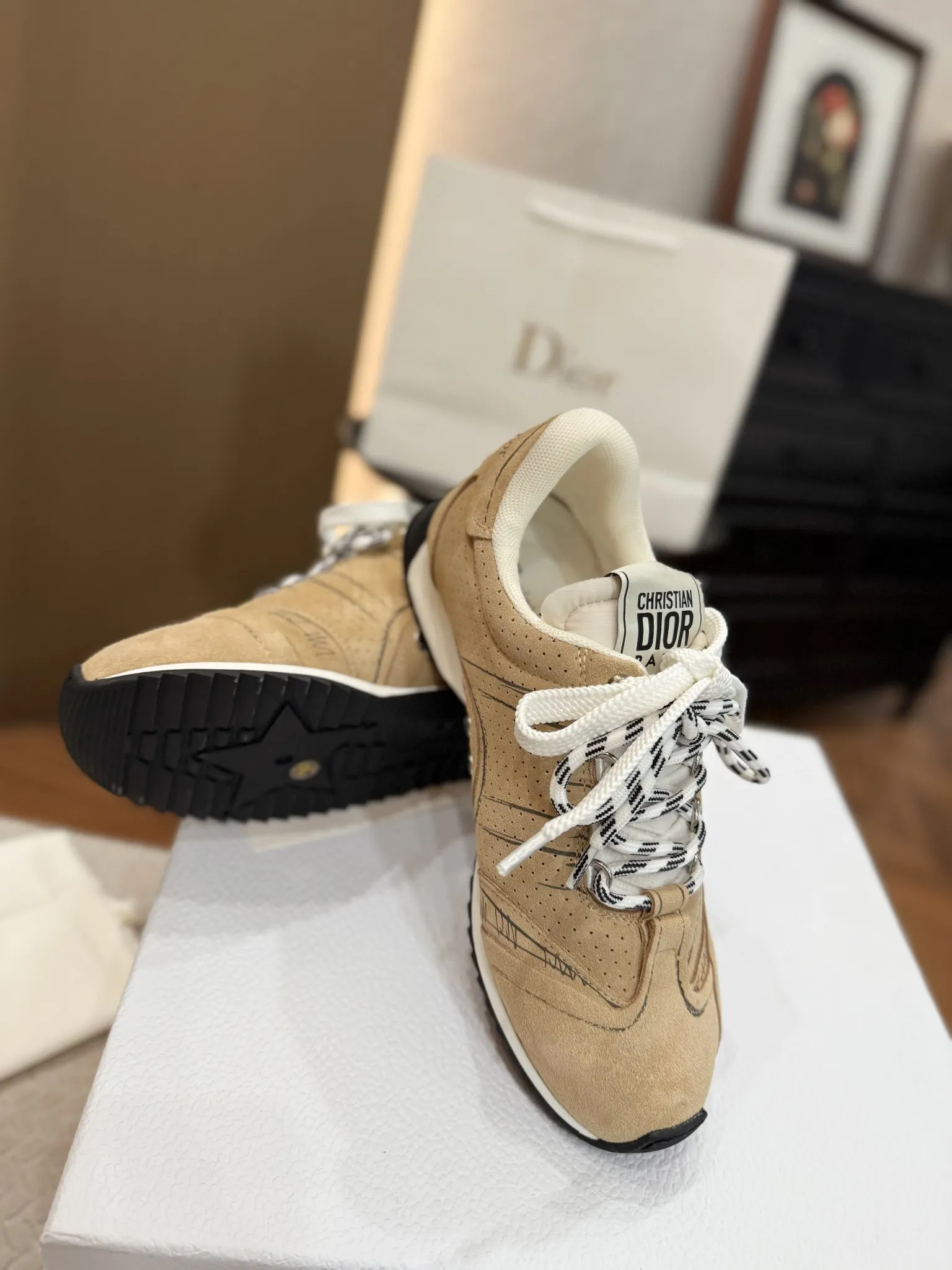 💰工厂价260 高版本. 原版购入开发 𝐂h𝐑𝐈𝐒𝐓𝐈𝐀𝐍 𝐃𝐈or 这款Dior Vibe迪奥运动鞋融入 Dior 的高订精神,重新诠释经典跑鞋德训鞋.阿甘鞋.搭配 Oblique 印花3D打印科技原版复刻面料、打造对比鲜明的现代风格. 以 3D 效果展示细节、侧面后侧Logo装饰标志性细节进一步点缀. 与各式休闲或优雅单品相得益彰,打造摩登造型。 * 鞋舌以3种不同颜色与布料重叠走线饰以Christian Dior PARIS Logo标志. 与原版一致.细节满满. 欢迎对比秒杀市面普通看图做货版本. * 原版橡胶TPU鞋底饰以 DIOR 标志. 凸凹胶质鞋底饰以 Christian Dior 的幸运星符号. 原版一致.满满细节. 真心好货.明星网红纷纷上脚超美超赞. 配置专柜正品原版包装. 材质-原版牛皮面搭配牛绒与防雨布;原版开模大底: Size:35-40(41可订做)