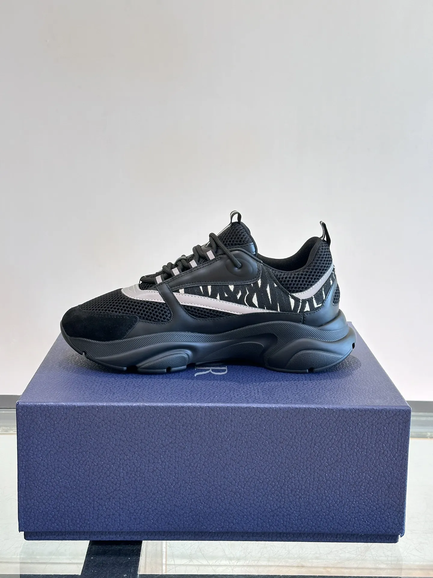 P220◾️▫️Dior迪奥B22男士慢跑时尚运动鞋,这款单品从复古慢跑鞋汲取灵感。采用厚实的低帮设计,以黑色牛皮革以及网眼织物拼接鞋面,搭配黑白相间的刻花橡胶鞋底。黑色网眼织物鞋舌和鞋跟支撑与黑色鞋带相得益彰,侧面带有浮雕“Di~r”标志装饰。这款运动鞋可与经典西装混搭造型,增添运动时尚气息! Size:39-44(38、45、46可定做)