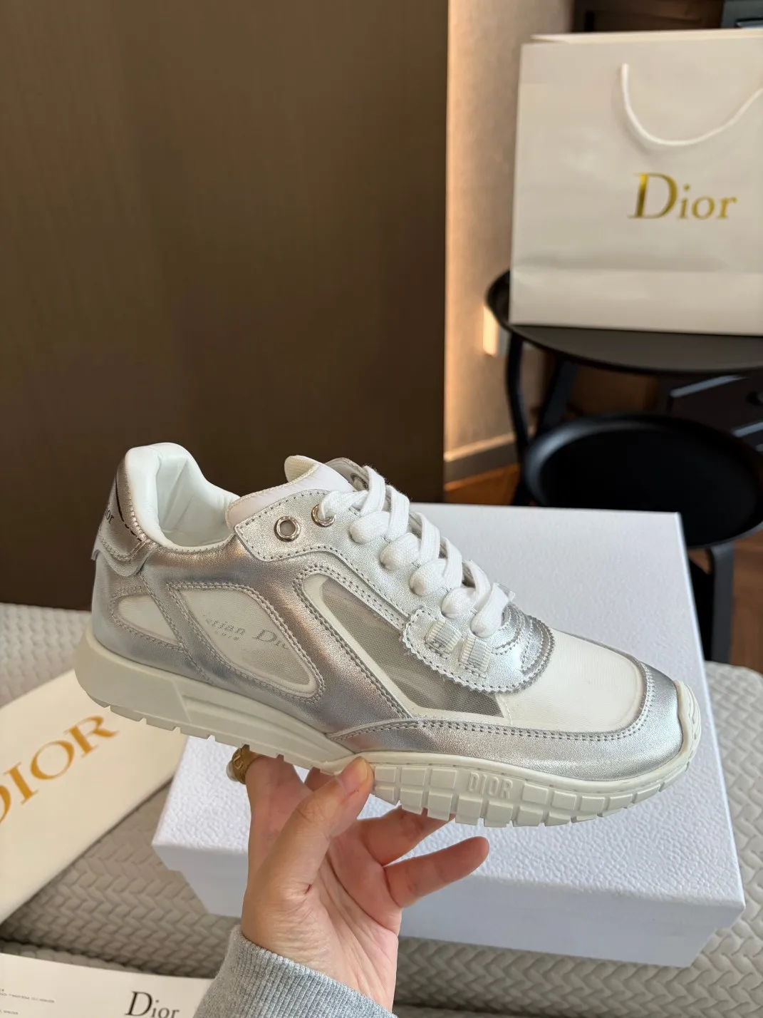 💰工厂价260 高版本. 原版购入开发 𝐂h𝐑𝐈𝐒𝐓𝐈𝐀𝐍 𝐃𝐈or 这款Dior Vibe迪奥运动鞋融入 Dior 的高订精神，重新诠释经典跑鞋德训鞋.阿甘鞋.搭配 Oblique 内里羊皮印花. 后标Logo 3D打印科技原版复刻面料、打造对比鲜明的现代风格. 以 3D 效果展示细节、侧面后侧Logo装饰符形标志性细节进一步点缀. 与各式休闲或优雅单品相得益彰，打造摩登造型。 * 鞋舌以3种不同颜色与布料皮料重叠走线饰以Christian Dior PARIS Logo标志. 与原版一致.细节满满. 欢迎对比秒杀市面普通看图做货版本. * 原版TPU鞋底饰以 DIOR 标志. 凸凹质感 鞋底饰以 Christian Dior 的幸运星符号. 原版一致.满满细节. 真心好货.明星网红纷纷上脚超美超赞. 配置专柜正品原版包装. 材质-原版牛皮面搭配牛绒网纱；原版开模超轻质感超好TPU上档次大底：5色同入. Size：35-39（40.41可订做）