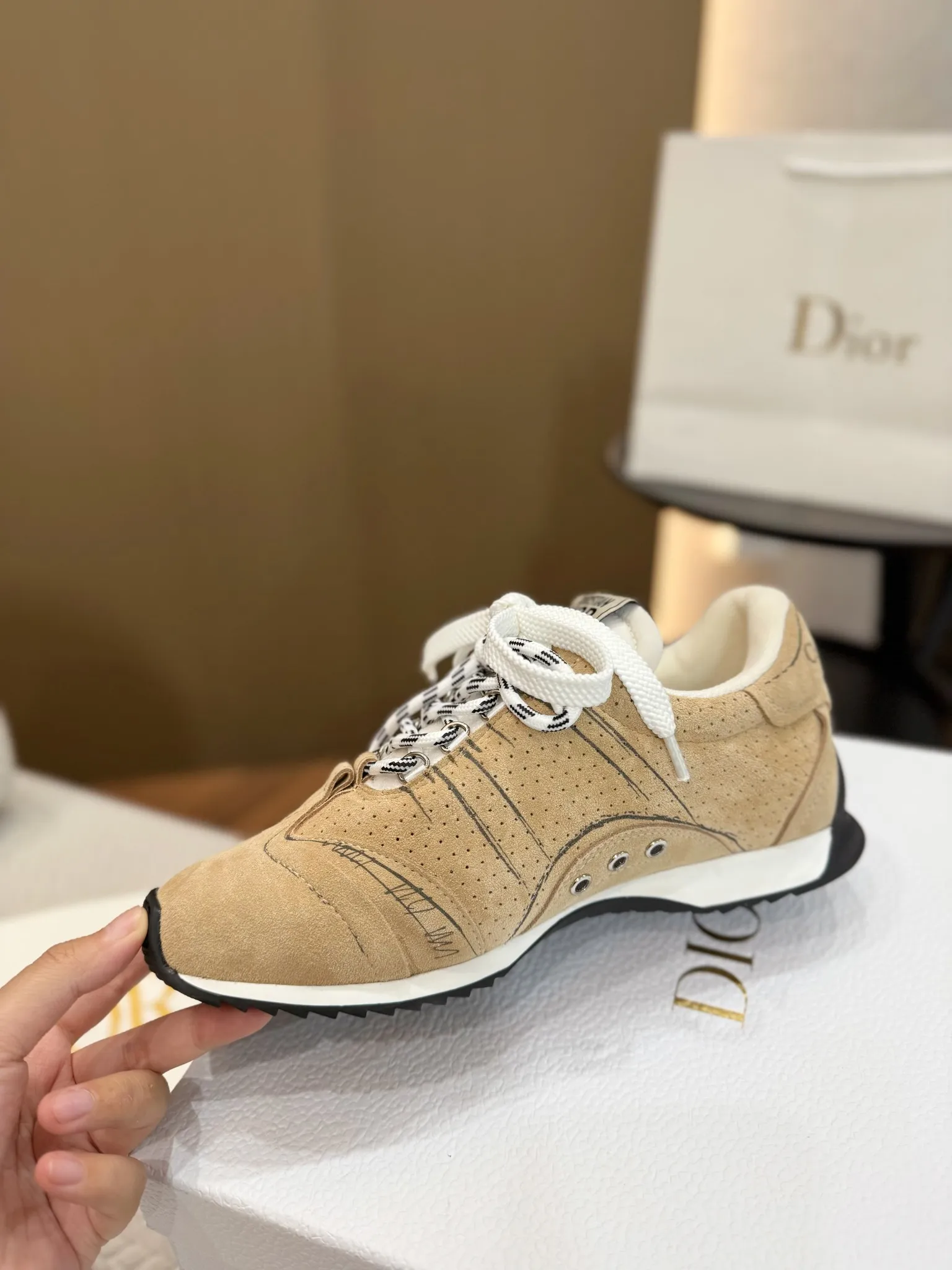 💰工厂价260 高版本. 原版购入开发 𝐂h𝐑𝐈𝐒𝐓𝐈𝐀𝐍 𝐃𝐈or 这款Dior Vibe迪奥运动鞋融入 Dior 的高订精神，重新诠释经典跑鞋德训鞋.阿甘鞋.搭配 Oblique 印花3D打印科技原版复刻面料、打造对比鲜明的现代风格. 以 3D 效果展示细节、侧面后侧Logo装饰标志性细节进一步点缀. 与各式休闲或优雅单品相得益彰，打造摩登造型。 * 鞋舌以3种不同颜色与布料重叠走线饰以Christian Dior PARIS Logo标志. 与原版一致.细节满满. 欢迎对比秒杀市面普通看图做货版本. * 原版橡胶TPU鞋底饰以 DIOR 标志. 凸凹胶质鞋底饰以 Christian Dior 的幸运星符号. 原版一致.满满细节. 真心好货.明星网红纷纷上脚超美超赞. 配置专柜正品原版包装. 材质-原版牛皮面搭配牛绒与防雨布；原版开模大底： Size：35-40（41可订做）