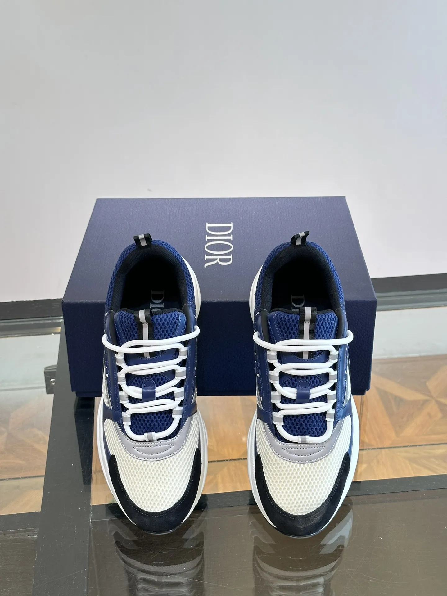 P220◾️▫️Dior迪奥B22男士慢跑时尚运动鞋,这款单品从复古慢跑鞋汲取灵感。采用厚实的低帮设计,以黑色牛皮革以及网眼织物拼接鞋面,搭配黑白相间的刻花橡胶鞋底。黑色网眼织物鞋舌和鞋跟支撑与黑色鞋带相得益彰,侧面带有浮雕“Di~r”标志装饰。这款运动鞋可与经典西装混搭造型,增添运动时尚气息! Size:39-44(38、45、46可定做)
