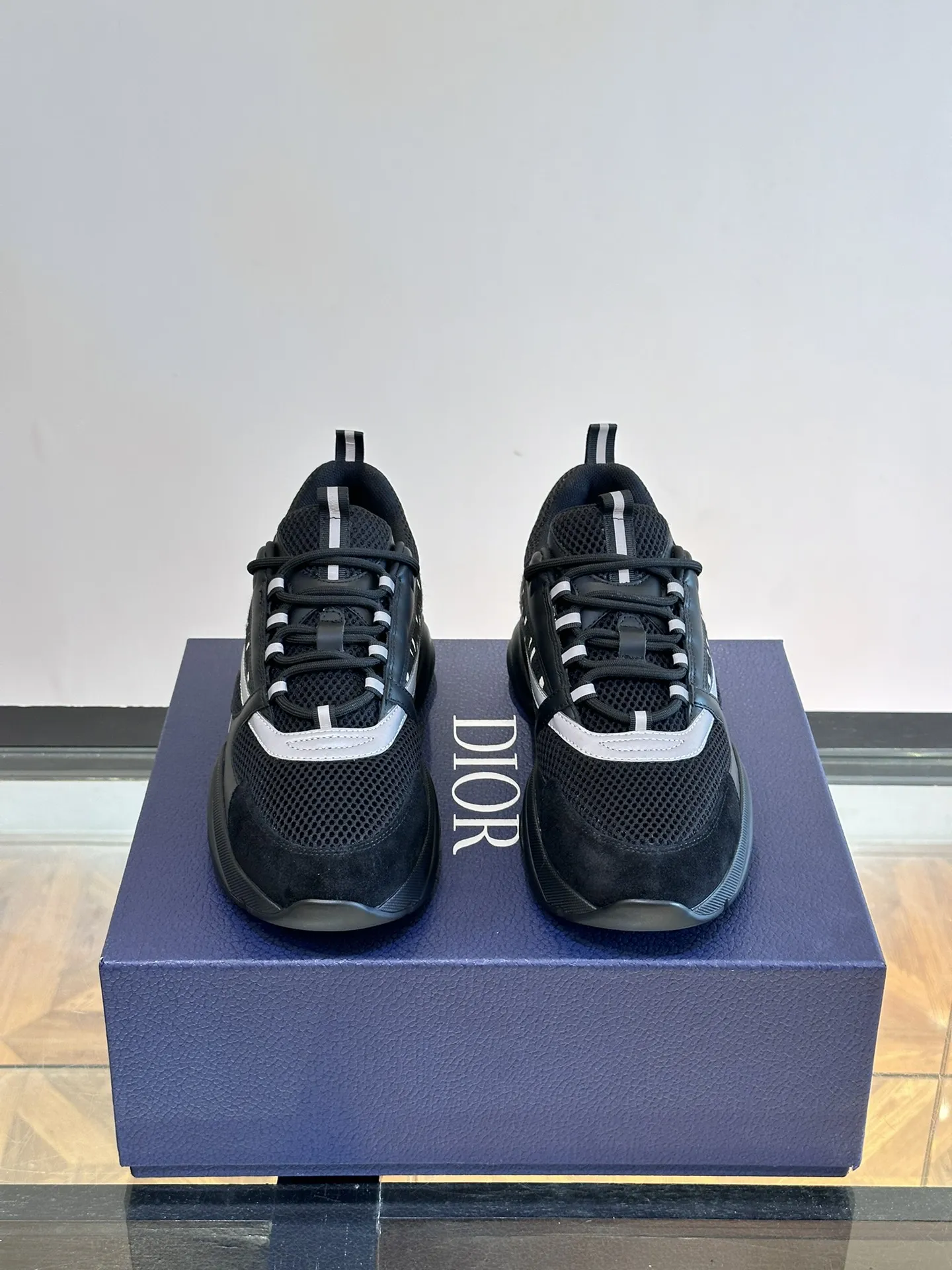 P220◾️▫️Dior迪奥B22男士慢跑时尚运动鞋,这款单品从复古慢跑鞋汲取灵感。采用厚实的低帮设计,以黑色牛皮革以及网眼织物拼接鞋面,搭配黑白相间的刻花橡胶鞋底。黑色网眼织物鞋舌和鞋跟支撑与黑色鞋带相得益彰,侧面带有浮雕“Di~r”标志装饰。这款运动鞋可与经典西装混搭造型,增添运动时尚气息! Size:39-44(38、45、46可定做)