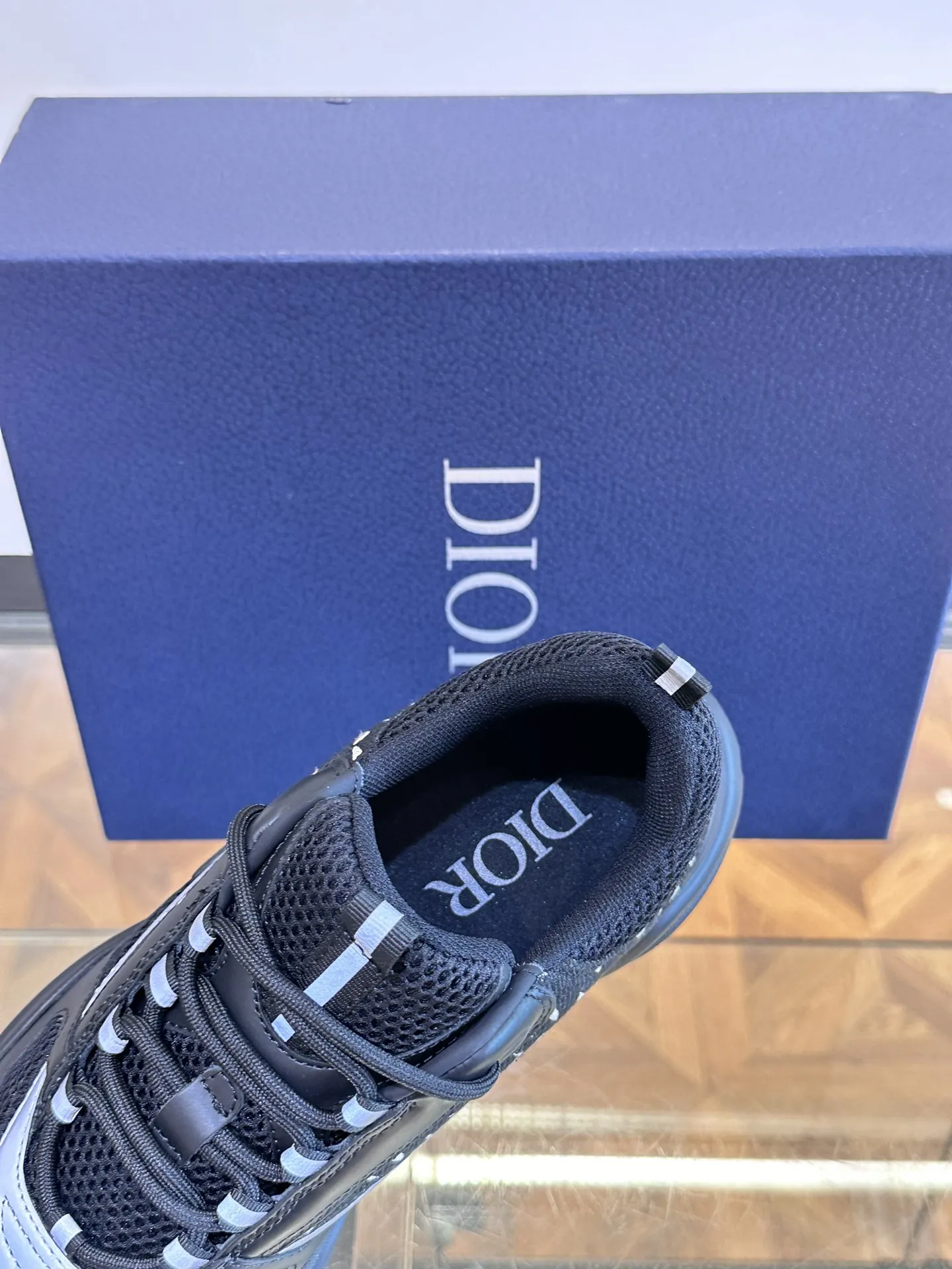 P220◾️▫️Dior迪奥B22男士慢跑时尚运动鞋，这款单品从复古慢跑鞋汲取灵感。采用厚实的低帮设计，以黑色牛皮革以及网眼织物拼接鞋面，搭配黑白相间的刻花橡胶鞋底。黑色网眼织物鞋舌和鞋跟支撑与黑色鞋带相得益彰，侧面带有浮雕&ldquo;Di～r&rdquo;标志装饰。这款运动鞋可与经典西装混搭造型，增添运动时尚气息！ Size：39-44（38、45、46可定做）