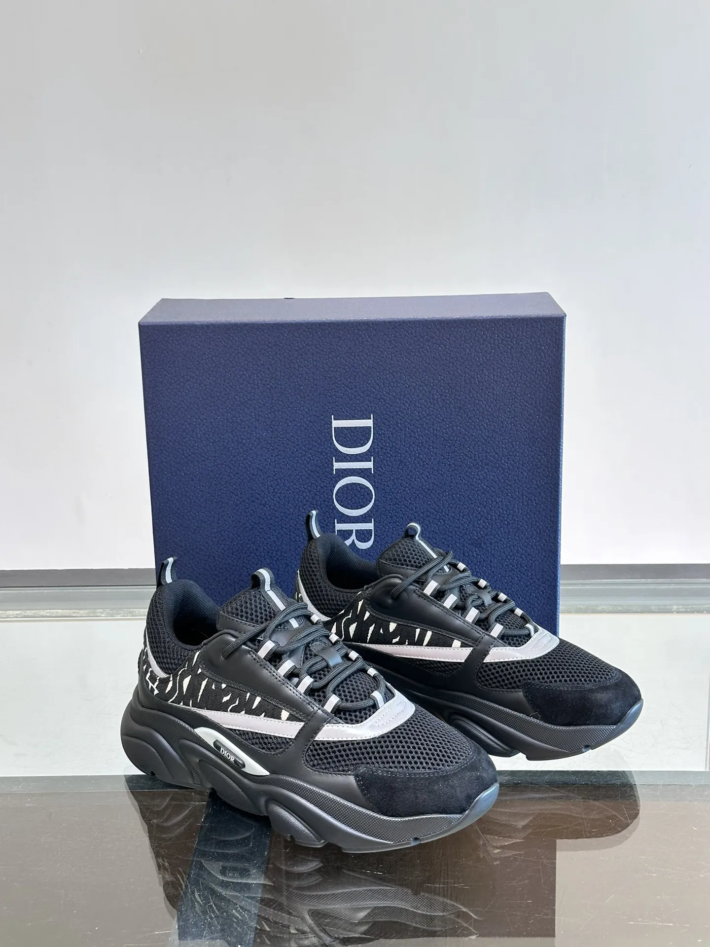 P220◾️▫️Dior迪奥B22男士慢跑时尚运动鞋,这款单品从复古慢跑鞋汲取灵感。采用厚实的低帮设计,以黑色牛皮革以及网眼织物拼接鞋面,搭配黑白相间的刻花橡胶鞋底。黑色网眼织物鞋舌和鞋跟支撑与黑色鞋带相得益彰,侧面带有浮雕“Di~r”标志装饰。这款运动鞋可与经典西装混搭造型,增添运动时尚气息! Size:39-44(38、45、46可定做)