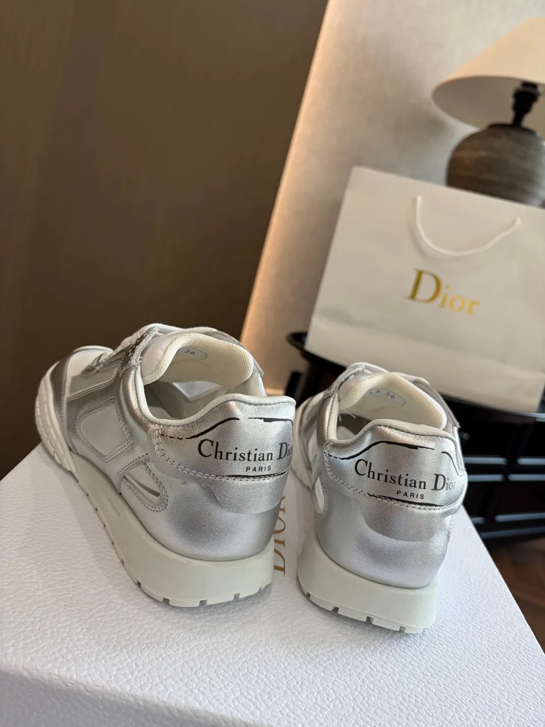 💰工厂价260 高版本. 原版购入开发 𝐂h𝐑𝐈𝐒𝐓𝐈𝐀𝐍 𝐃𝐈or 这款Dior Vibe迪奥运动鞋融入 Dior 的高订精神，重新诠释经典跑鞋德训鞋.阿甘鞋.搭配 Oblique 内里羊皮印花. 后标Logo 3D打印科技原版复刻面料、打造对比鲜明的现代风格. 以 3D 效果展示细节、侧面后侧Logo装饰符形标志性细节进一步点缀. 与各式休闲或优雅单品相得益彰，打造摩登造型。 * 鞋舌以3种不同颜色与布料皮料重叠走线饰以Christian Dior PARIS Logo标志. 与原版一致.细节满满. 欢迎对比秒杀市面普通看图做货版本. * 原版TPU鞋底饰以 DIOR 标志. 凸凹质感 鞋底饰以 Christian Dior 的幸运星符号. 原版一致.满满细节. 真心好货.明星网红纷纷上脚超美超赞. 配置专柜正品原版包装. 材质-原版牛皮面搭配牛绒网纱；原版开模超轻质感超好TPU上档次大底：5色同入. Size：35-39（40.41可订做）