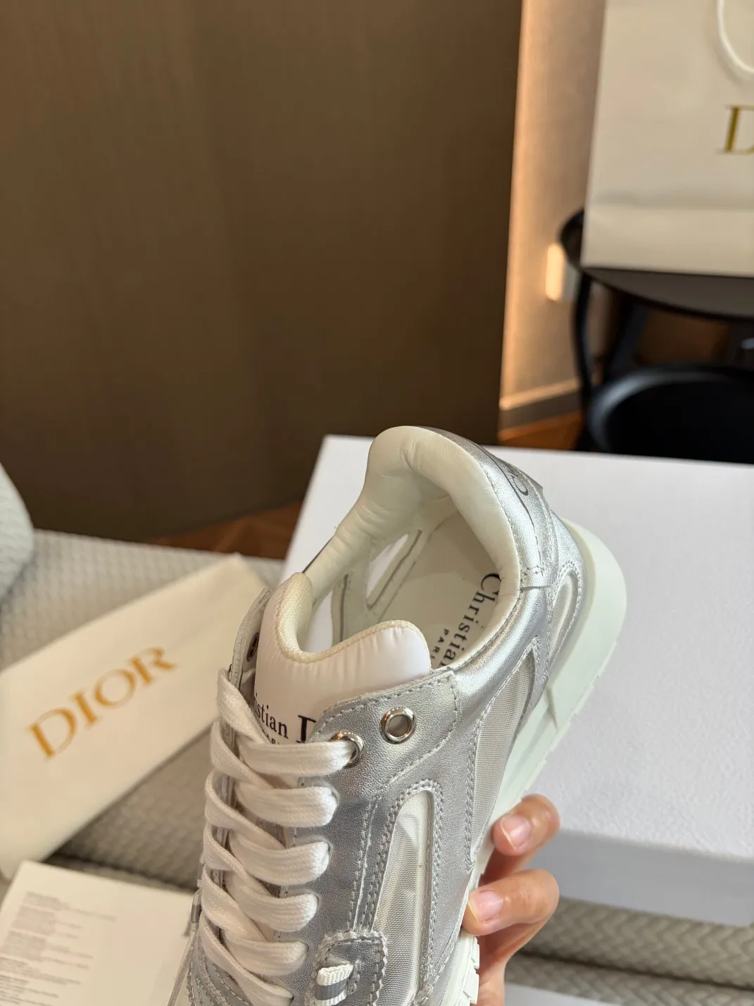 💰工厂价260 高版本. 原版购入开发 𝐂h𝐑𝐈𝐒𝐓𝐈𝐀𝐍 𝐃𝐈or 这款Dior Vibe迪奥运动鞋融入 Dior 的高订精神，重新诠释经典跑鞋德训鞋.阿甘鞋.搭配 Oblique 内里羊皮印花. 后标Logo 3D打印科技原版复刻面料、打造对比鲜明的现代风格. 以 3D 效果展示细节、侧面后侧Logo装饰符形标志性细节进一步点缀. 与各式休闲或优雅单品相得益彰，打造摩登造型。 * 鞋舌以3种不同颜色与布料皮料重叠走线饰以Christian Dior PARIS Logo标志. 与原版一致.细节满满. 欢迎对比秒杀市面普通看图做货版本. * 原版TPU鞋底饰以 DIOR 标志. 凸凹质感 鞋底饰以 Christian Dior 的幸运星符号. 原版一致.满满细节. 真心好货.明星网红纷纷上脚超美超赞. 配置专柜正品原版包装. 材质-原版牛皮面搭配牛绒网纱；原版开模超轻质感超好TPU上档次大底：5色同入. Size：35-39（40.41可订做）