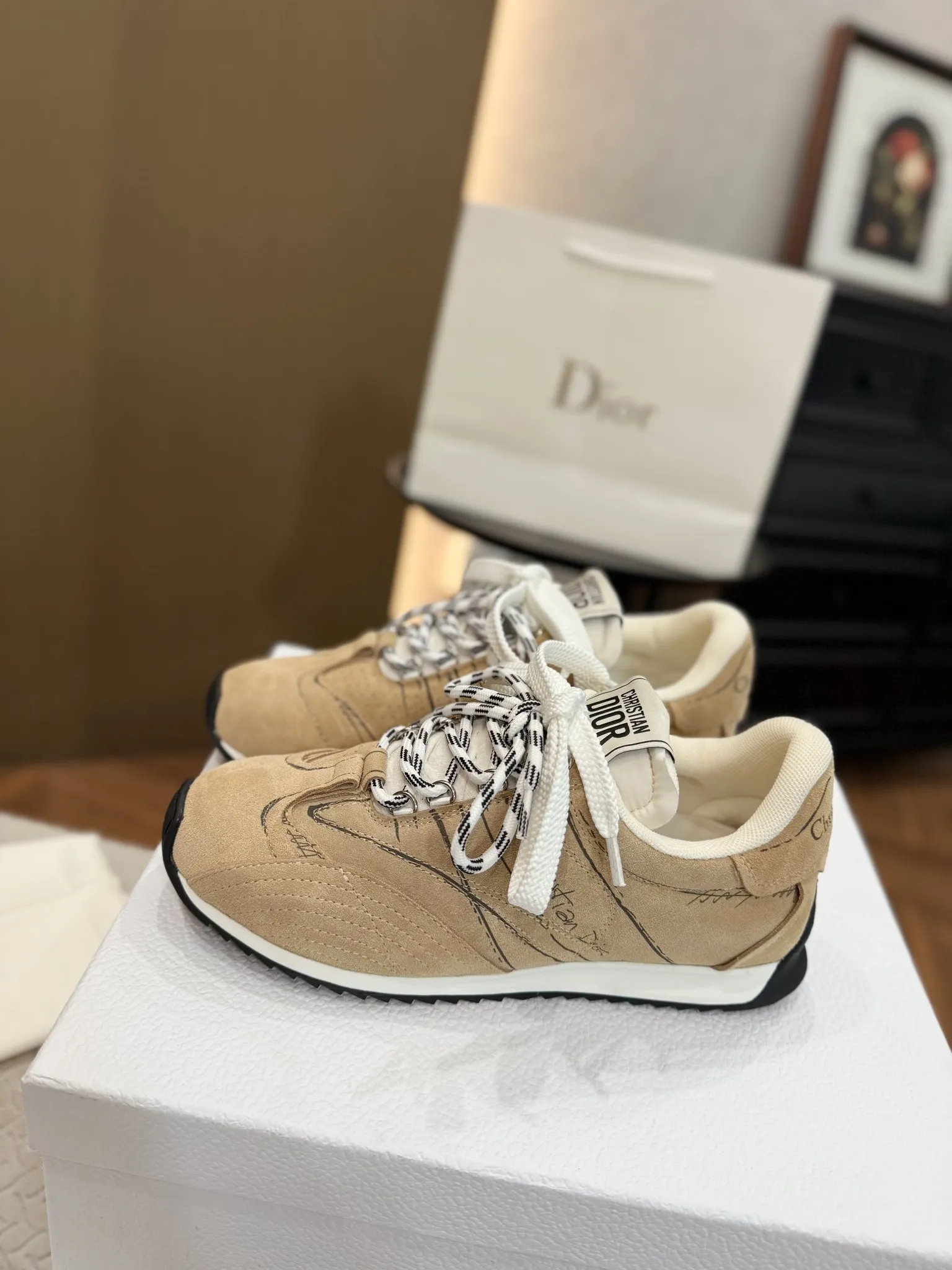 💰工厂价260 高版本. 原版购入开发 𝐂h𝐑𝐈𝐒𝐓𝐈𝐀𝐍 𝐃𝐈or 这款Dior Vibe迪奥运动鞋融入 Dior 的高订精神，重新诠释经典跑鞋德训鞋.阿甘鞋.搭配 Oblique 印花3D打印科技原版复刻面料、打造对比鲜明的现代风格. 以 3D 效果展示细节、侧面后侧Logo装饰标志性细节进一步点缀. 与各式休闲或优雅单品相得益彰，打造摩登造型。 * 鞋舌以3种不同颜色与布料重叠走线饰以Christian Dior PARIS Logo标志. 与原版一致.细节满满. 欢迎对比秒杀市面普通看图做货版本. * 原版橡胶TPU鞋底饰以 DIOR 标志. 凸凹胶质鞋底饰以 Christian Dior 的幸运星符号. 原版一致.满满细节. 真心好货.明星网红纷纷上脚超美超赞. 配置专柜正品原版包装. 材质-原版牛皮面搭配牛绒与防雨布；原版开模大底： Size：35-40（41可订做）