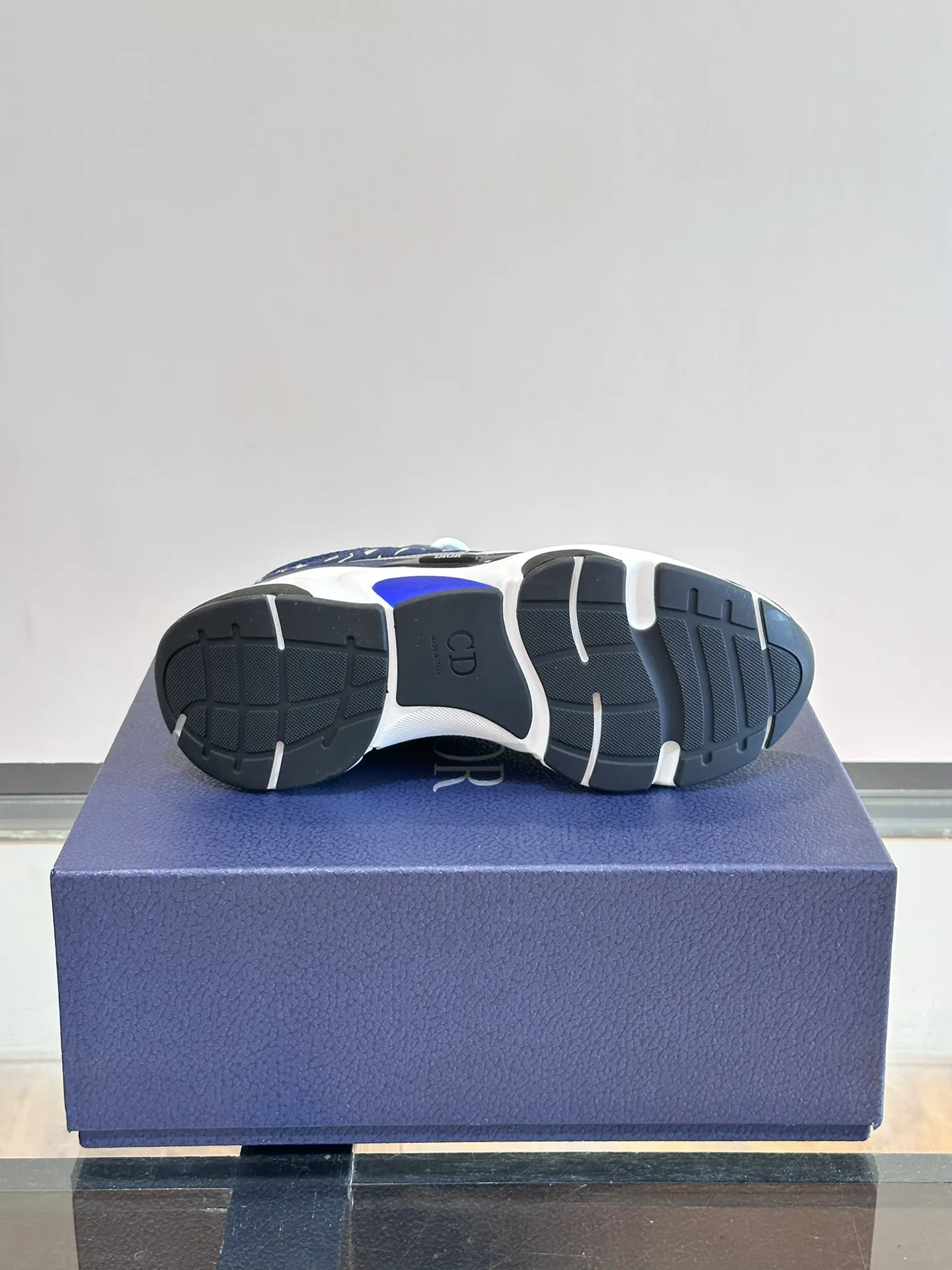 P220◾️▫️Dior迪奥B22男士慢跑时尚运动鞋，这款单品从复古慢跑鞋汲取灵感。采用厚实的低帮设计，以黑色牛皮革以及网眼织物拼接鞋面，搭配黑白相间的刻花橡胶鞋底。黑色网眼织物鞋舌和鞋跟支撑与黑色鞋带相得益彰，侧面带有浮雕&ldquo;Di～r&rdquo;标志装饰。这款运动鞋可与经典西装混搭造型，增添运动时尚气息！ Size：39-44（38、45、46可定做）