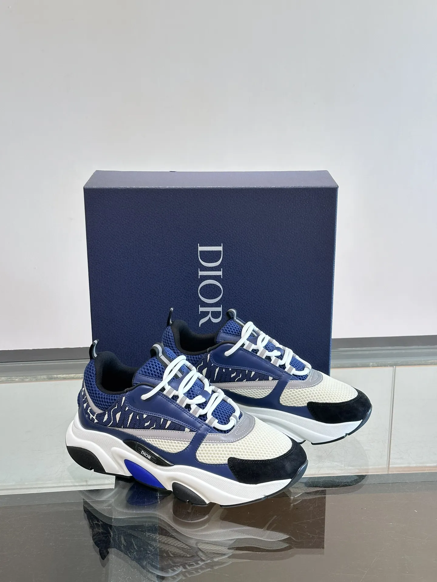 P220◾️▫️Dior迪奥B22男士慢跑时尚运动鞋,这款单品从复古慢跑鞋汲取灵感。采用厚实的低帮设计,以黑色牛皮革以及网眼织物拼接鞋面,搭配黑白相间的刻花橡胶鞋底。黑色网眼织物鞋舌和鞋跟支撑与黑色鞋带相得益彰,侧面带有浮雕“Di~r”标志装饰。这款运动鞋可与经典西装混搭造型,增添运动时尚气息! Size:39-44(38、45、46可定做)