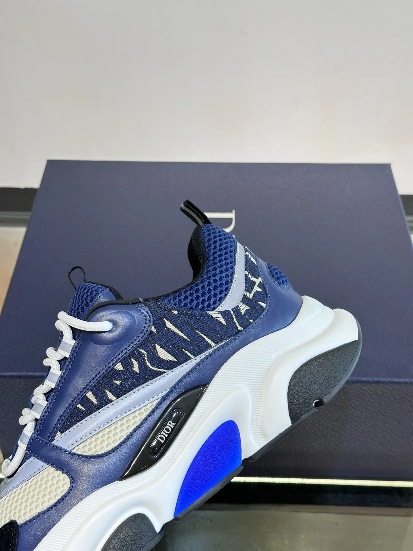 P220◾️▫️Dior迪奥B22男士慢跑时尚运动鞋，这款单品从复古慢跑鞋汲取灵感。采用厚实的低帮设计，以黑色牛皮革以及网眼织物拼接鞋面，搭配黑白相间的刻花橡胶鞋底。黑色网眼织物鞋舌和鞋跟支撑与黑色鞋带相得益彰，侧面带有浮雕&ldquo;Di～r&rdquo;标志装饰。这款运动鞋可与经典西装混搭造型，增添运动时尚气息！ Size：39-44（38、45、46可定做）