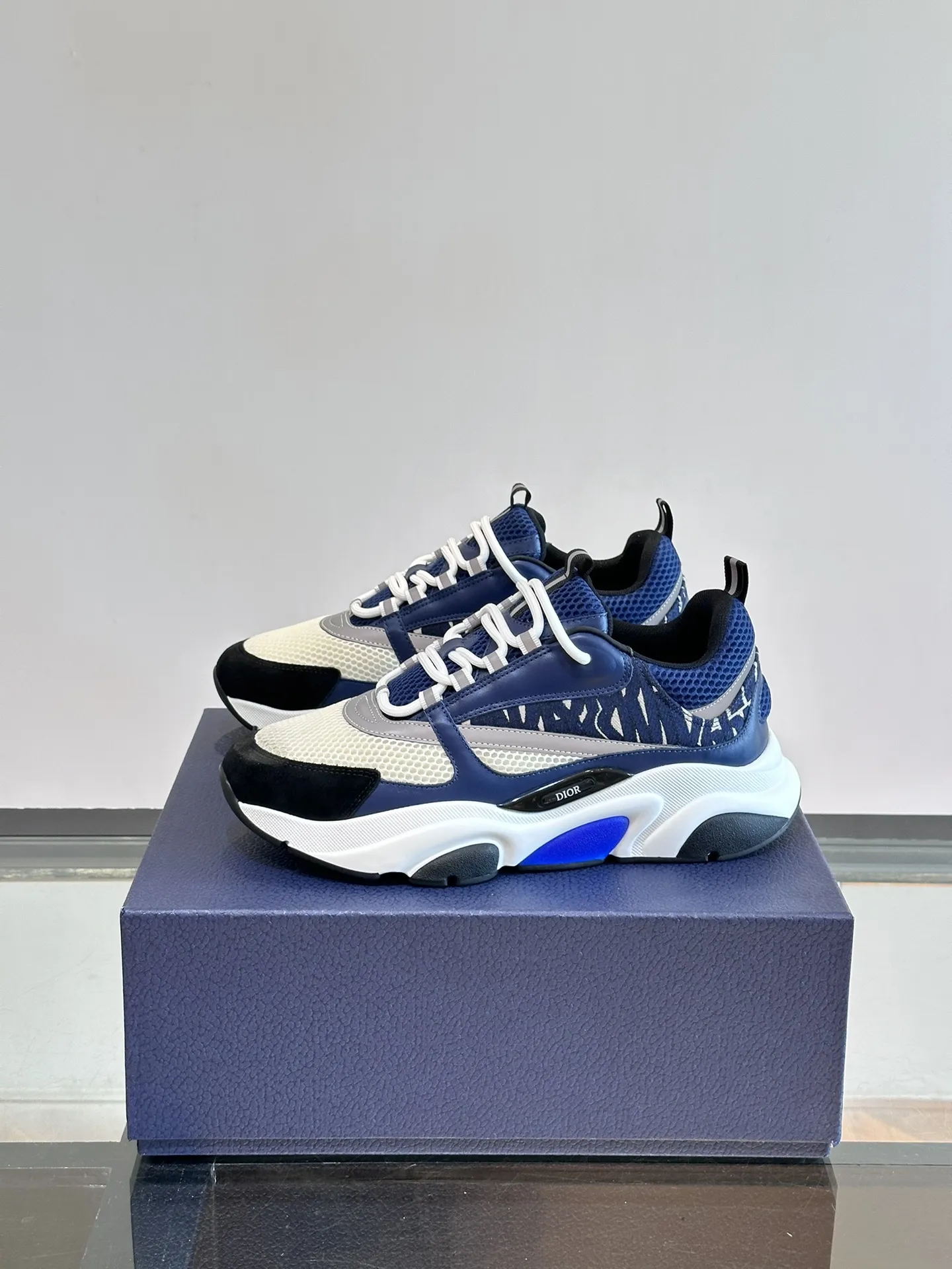 P220◾️▫️Dior迪奥B22男士慢跑时尚运动鞋,这款单品从复古慢跑鞋汲取灵感。采用厚实的低帮设计,以黑色牛皮革以及网眼织物拼接鞋面,搭配黑白相间的刻花橡胶鞋底。黑色网眼织物鞋舌和鞋跟支撑与黑色鞋带相得益彰,侧面带有浮雕“Di~r”标志装饰。这款运动鞋可与经典西装混搭造型,增添运动时尚气息! Size:39-44(38、45、46可定做)