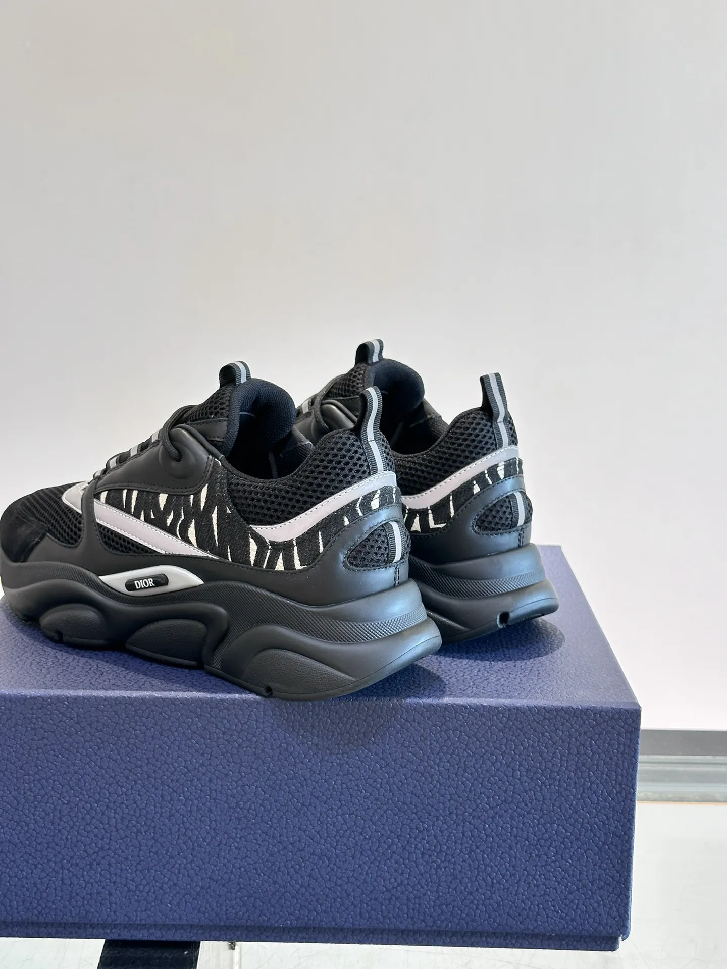 P220◾️▫️Dior迪奥B22男士慢跑时尚运动鞋,这款单品从复古慢跑鞋汲取灵感。采用厚实的低帮设计,以黑色牛皮革以及网眼织物拼接鞋面,搭配黑白相间的刻花橡胶鞋底。黑色网眼织物鞋舌和鞋跟支撑与黑色鞋带相得益彰,侧面带有浮雕“Di~r”标志装饰。这款运动鞋可与经典西装混搭造型,增添运动时尚气息! Size:39-44(38、45、46可定做)