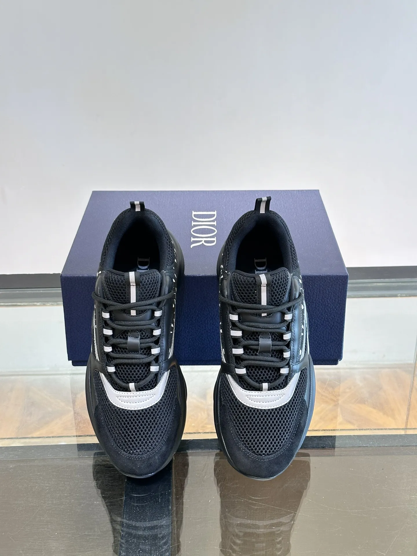 P220◾️▫️Dior迪奥B22男士慢跑时尚运动鞋，这款单品从复古慢跑鞋汲取灵感。采用厚实的低帮设计，以黑色牛皮革以及网眼织物拼接鞋面，搭配黑白相间的刻花橡胶鞋底。黑色网眼织物鞋舌和鞋跟支撑与黑色鞋带相得益彰，侧面带有浮雕&ldquo;Di～r&rdquo;标志装饰。这款运动鞋可与经典西装混搭造型，增添运动时尚气息！ Size：39-44（38、45、46可定做）