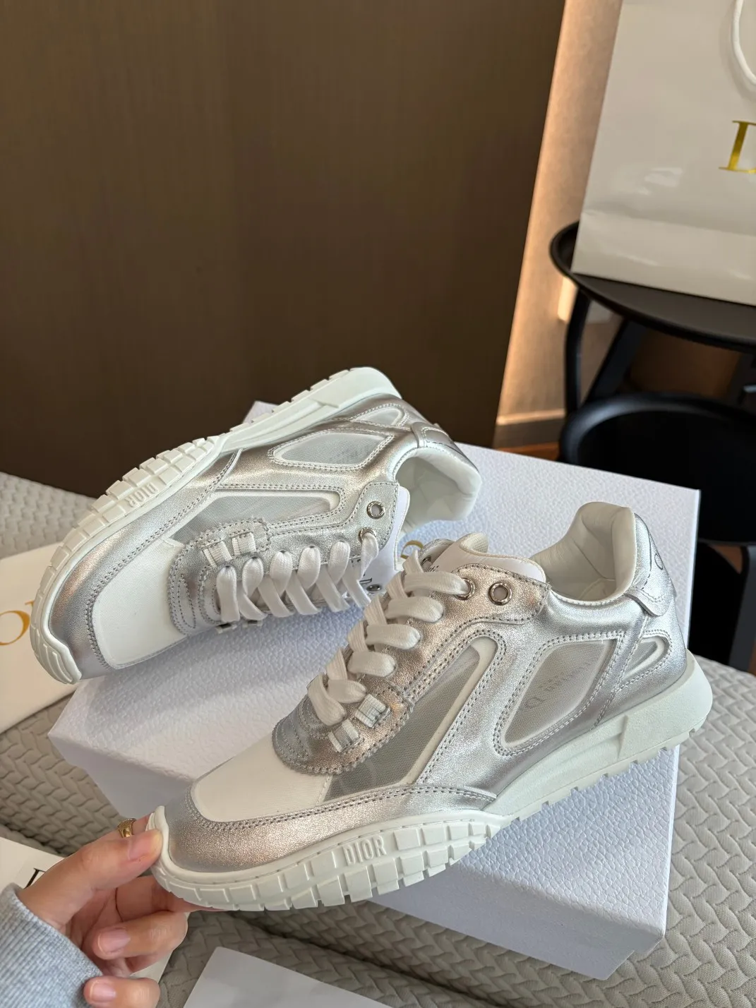 💰工厂价260 高版本. 原版购入开发 𝐂h𝐑𝐈𝐒𝐓𝐈𝐀𝐍 𝐃𝐈or 这款Dior Vibe迪奥运动鞋融入 Dior 的高订精神,重新诠释经典跑鞋德训鞋.阿甘鞋.搭配 Oblique 内里羊皮印花. 后标Logo 3D打印科技原版复刻面料、打造对比鲜明的现代风格. 以 3D 效果展示细节、侧面后侧Logo装饰符形标志性细节进一步点缀. 与各式休闲或优雅单品相得益彰,打造摩登造型。 * 鞋舌以3种不同颜色与布料皮料重叠走线饰以Christian Dior PARIS Logo标志. 与原版一致.细节满满. 欢迎对比秒杀市面普通看图做货版本. * 原版TPU鞋底饰以 DIOR 标志. 凸凹质感 鞋底饰以 Christian Dior 的幸运星符号. 原版一致.满满细节. 真心好货.明星网红纷纷上脚超美超赞. 配置专柜正品原版包装. 材质-原版牛皮面搭配牛绒网纱;原版开模超轻质感超好TPU上档次大底:5色同入. Size:35-39(40.41可订做)