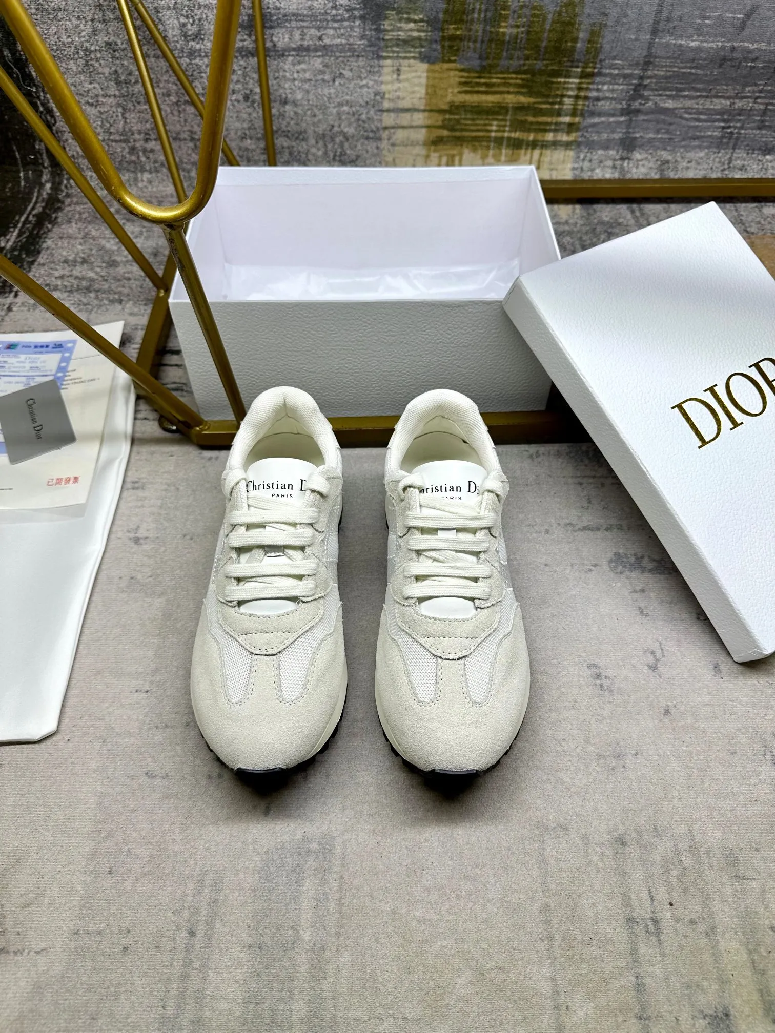 这款C`est Dior运动鞋设计醒目时尚。绒面料与丝绸皮搭配白色网眼织物,侧面饰以C和D字母刺绣提升格调。轻盈的双色鞋底舒适非凡,彰显运动风格魅力。35-41码,跑量价250