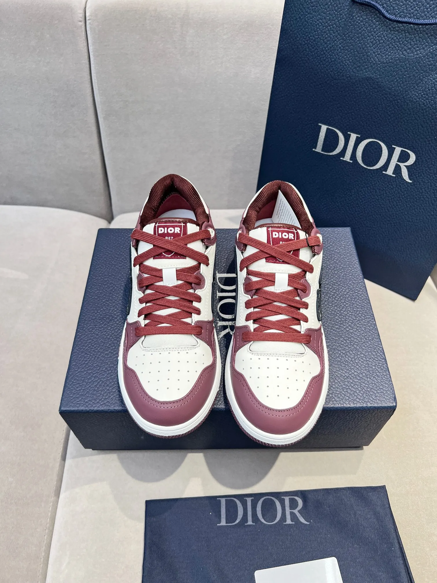 实价不让利P290！迪奥DiorB57 低帮运动鞋顶级版本！！！ 青蓝色配白色光滑头层牛皮全油边，TPU大底。 2024秋季男装系列精彩亮相，Dior 全新推出的一款经典单品。采用青蓝色和白色光滑头层牛皮革精心制作，两侧饰以米色和黑色 Oblique 电绣 CD 大标志。鲜明的同色系鞋带对应鞋身颜色协调，开合搭配鞋舌、鞋底和后侧饰以各种经典细节提升格调，孔眼细节、缉面线和同色系后跟条镶片更是突显其运动风格的动感魅力。独家开模双色成型TPU大底轻盈舒适防滑耐磨，网眼内里和垫脚均采用原版色系定制，柔软透气。精湛的制作工艺凸显档次，可搭配各式服饰，打造精致造型。